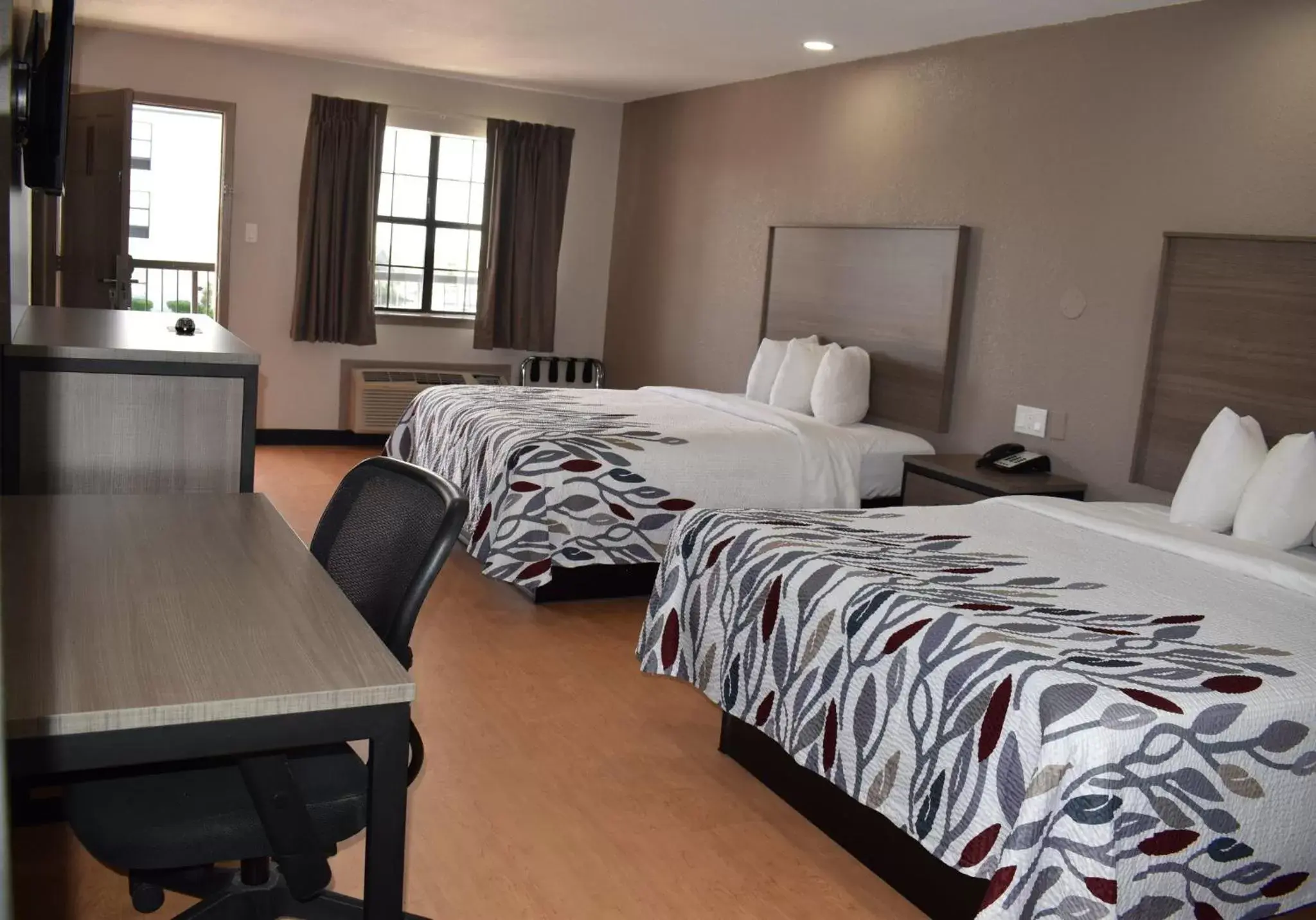 Superior Suite with Two Queen Beds Disability Access Roll-In Shower Non-Smoking in Red Roof Inn & Suites Weatherford Superior Suite with Two Queen Beds Disability Access Roll-In Shower Non-Smoking in Red Roof Inn & Suites Weatherford