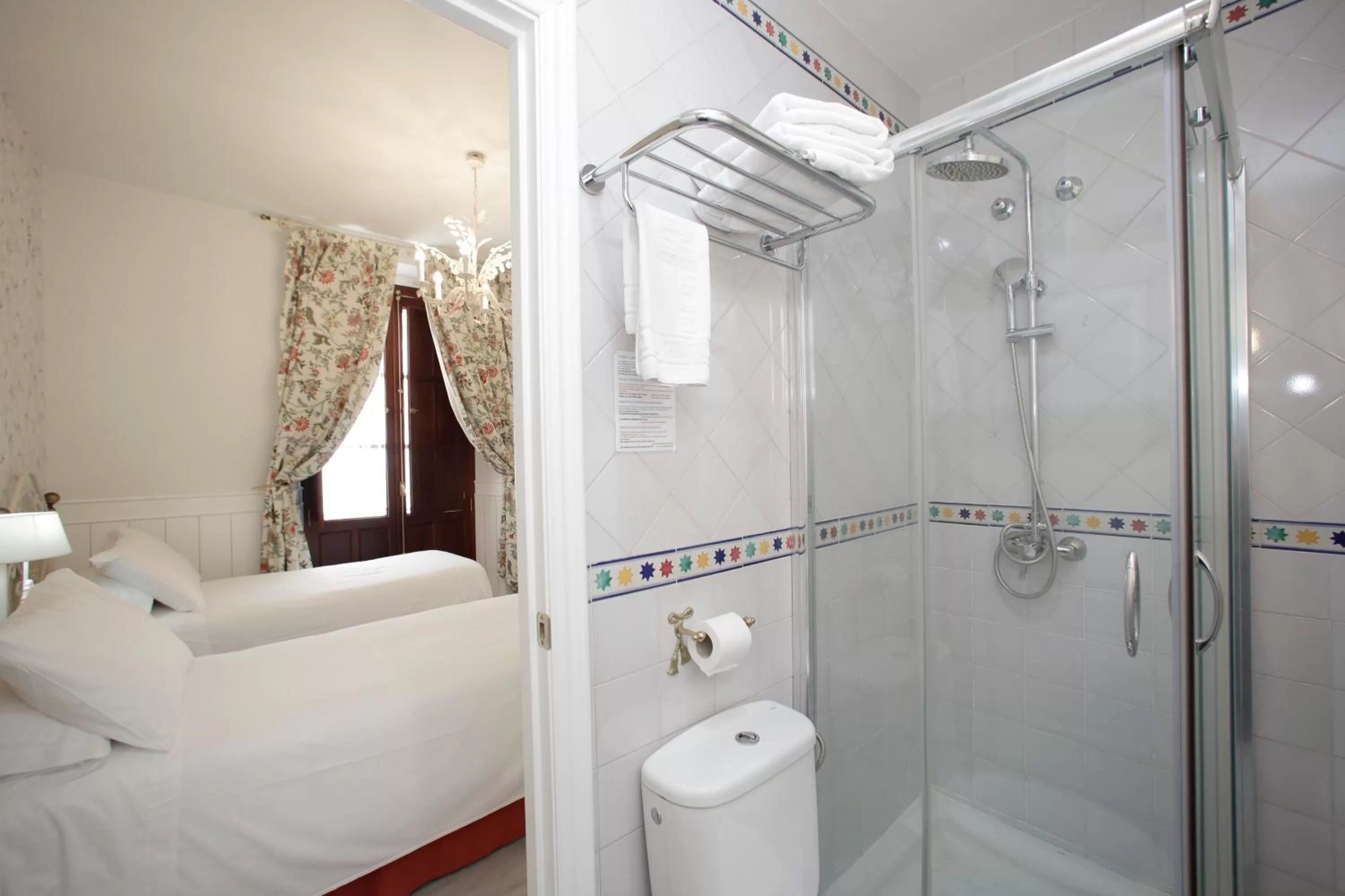 Bathroom, Bed in Basic Hotel Puerta de Sevilla