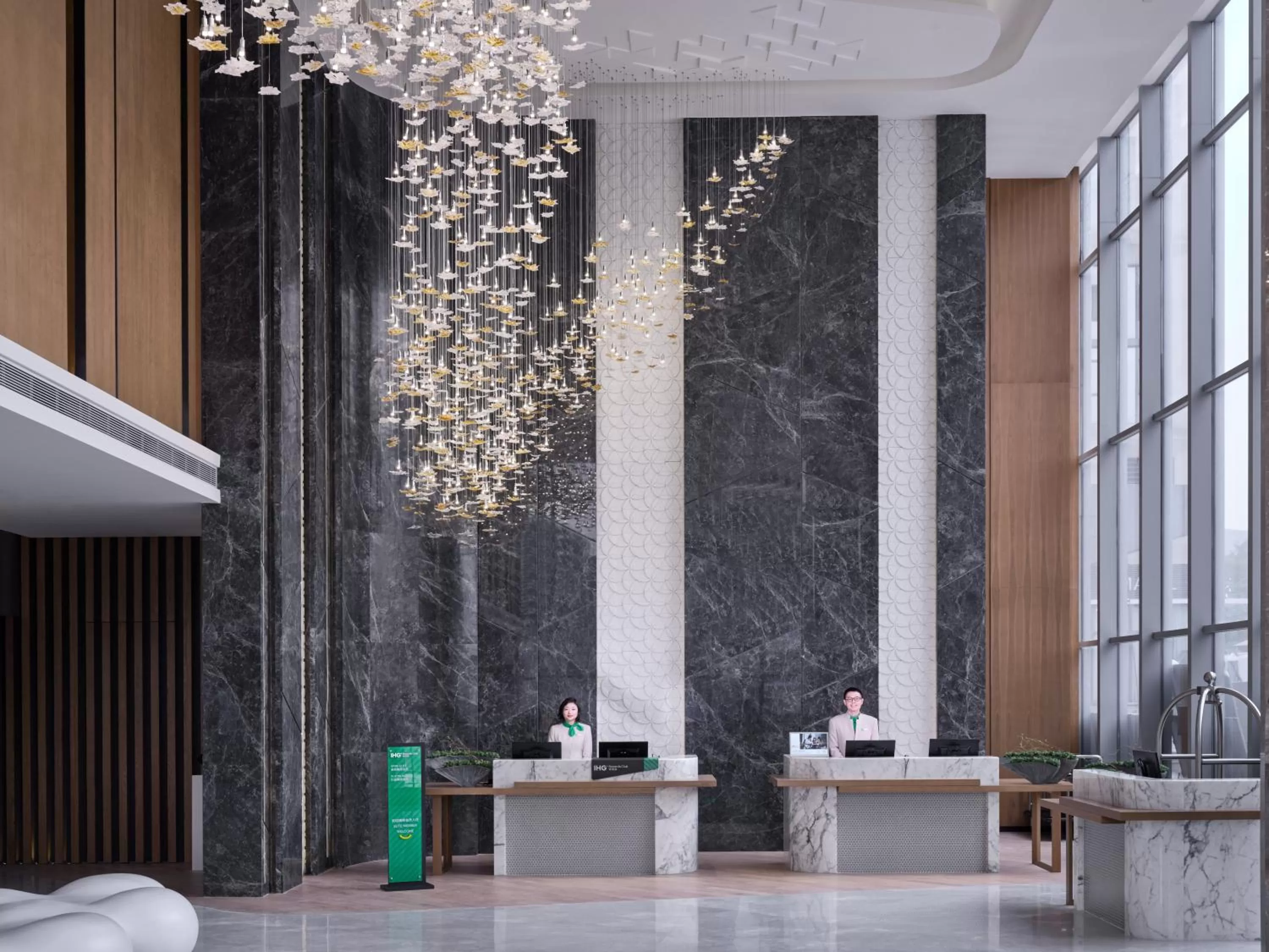 Property building in Holiday Inn Guangzhou South Lake-an lHG Hotel