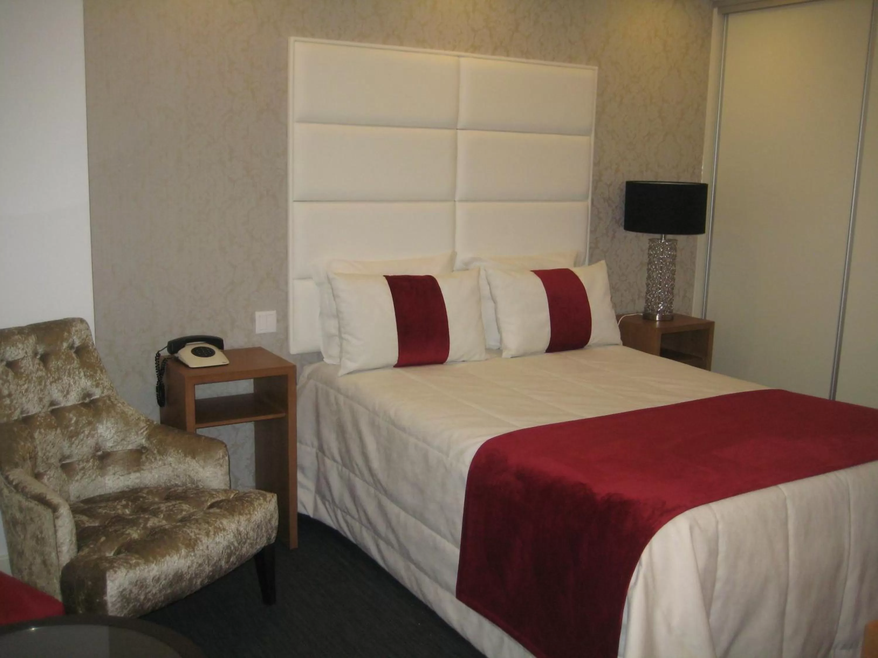 Shower, Bed in Josefa D`Obidos Hotel