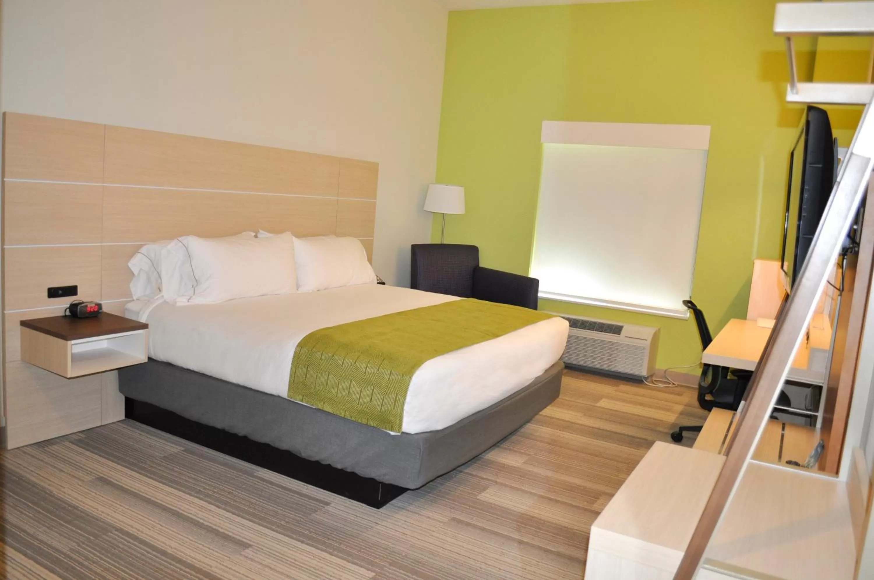 Photo of the whole room, Bed in Holiday Inn Express & Suites Price by IHG