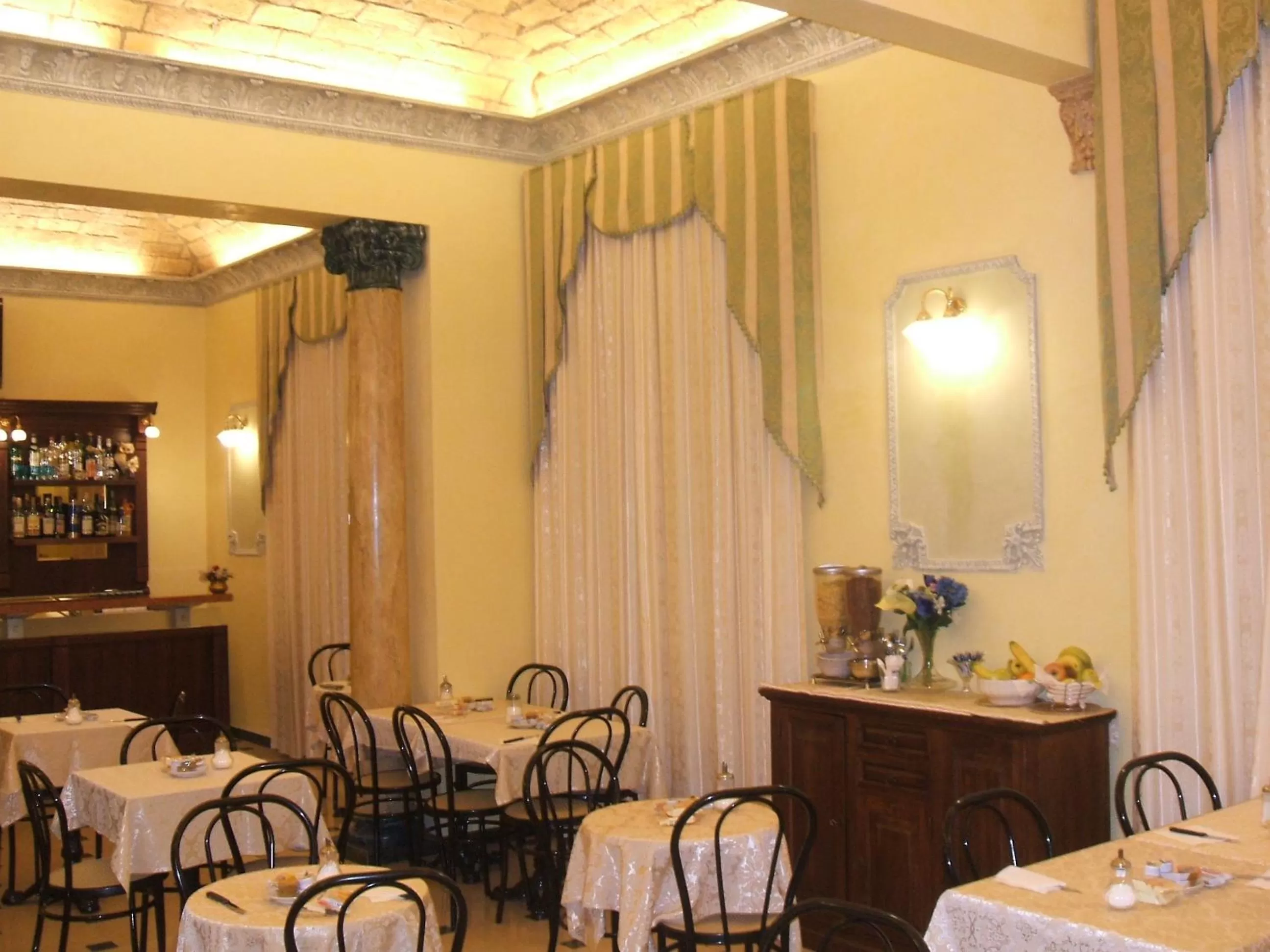 Lounge or bar in Cambridge Hotel