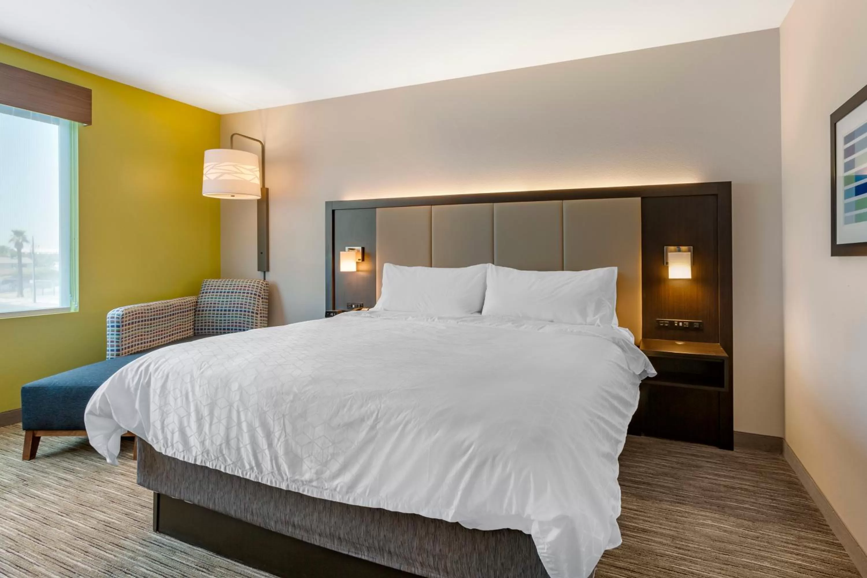 Bed in Holiday Inn Express & Suites - Phoenix Dwtn - State Capitol by IHG