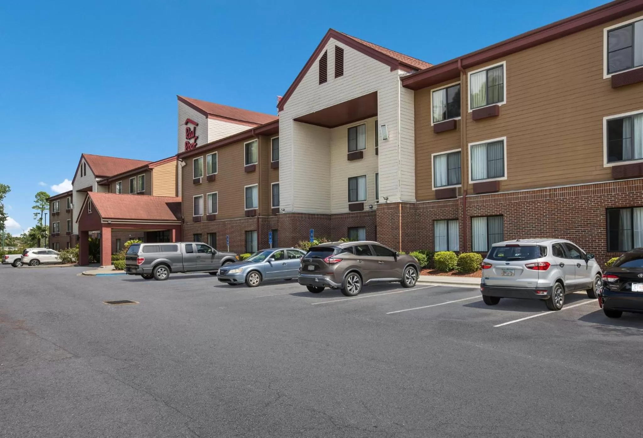 Property building in Red Roof Inn & Suites Savannah Airport