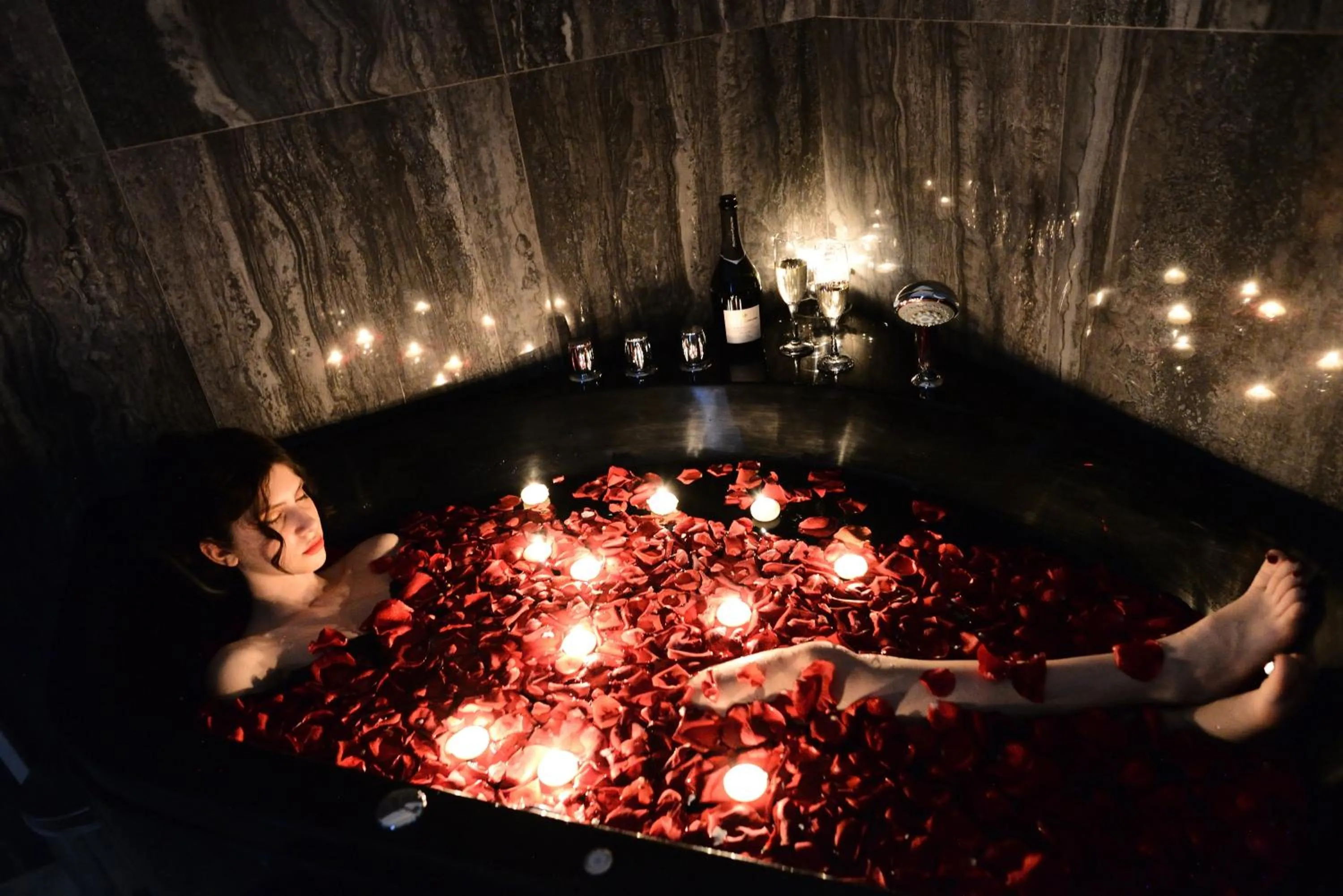 Hot Tub in Gregorio VII Luxury Suites San Damaso