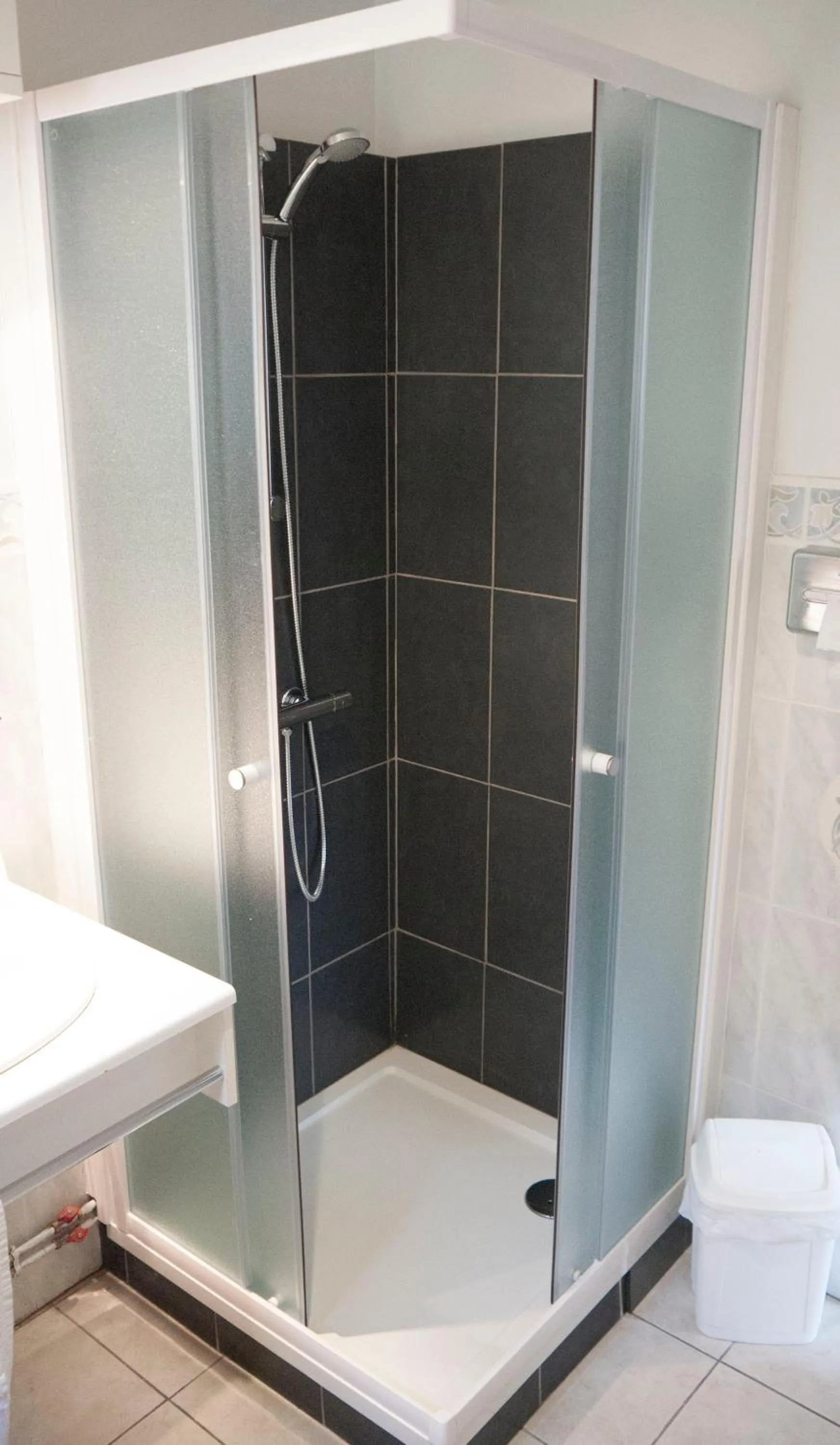 Bathroom in Hôtel Les Frangins