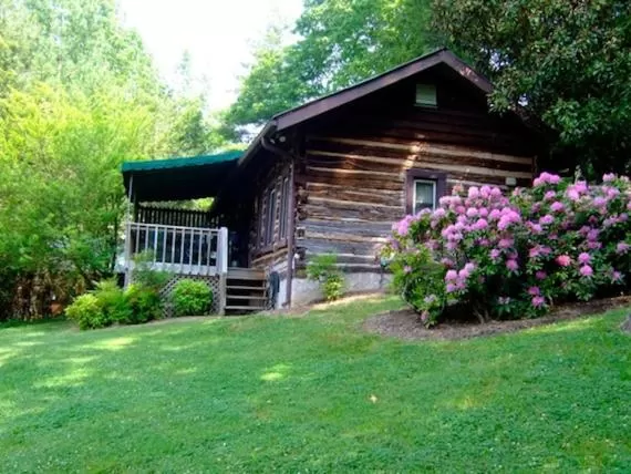 Facade/entrance in Asheville Cabins of Willow Winds