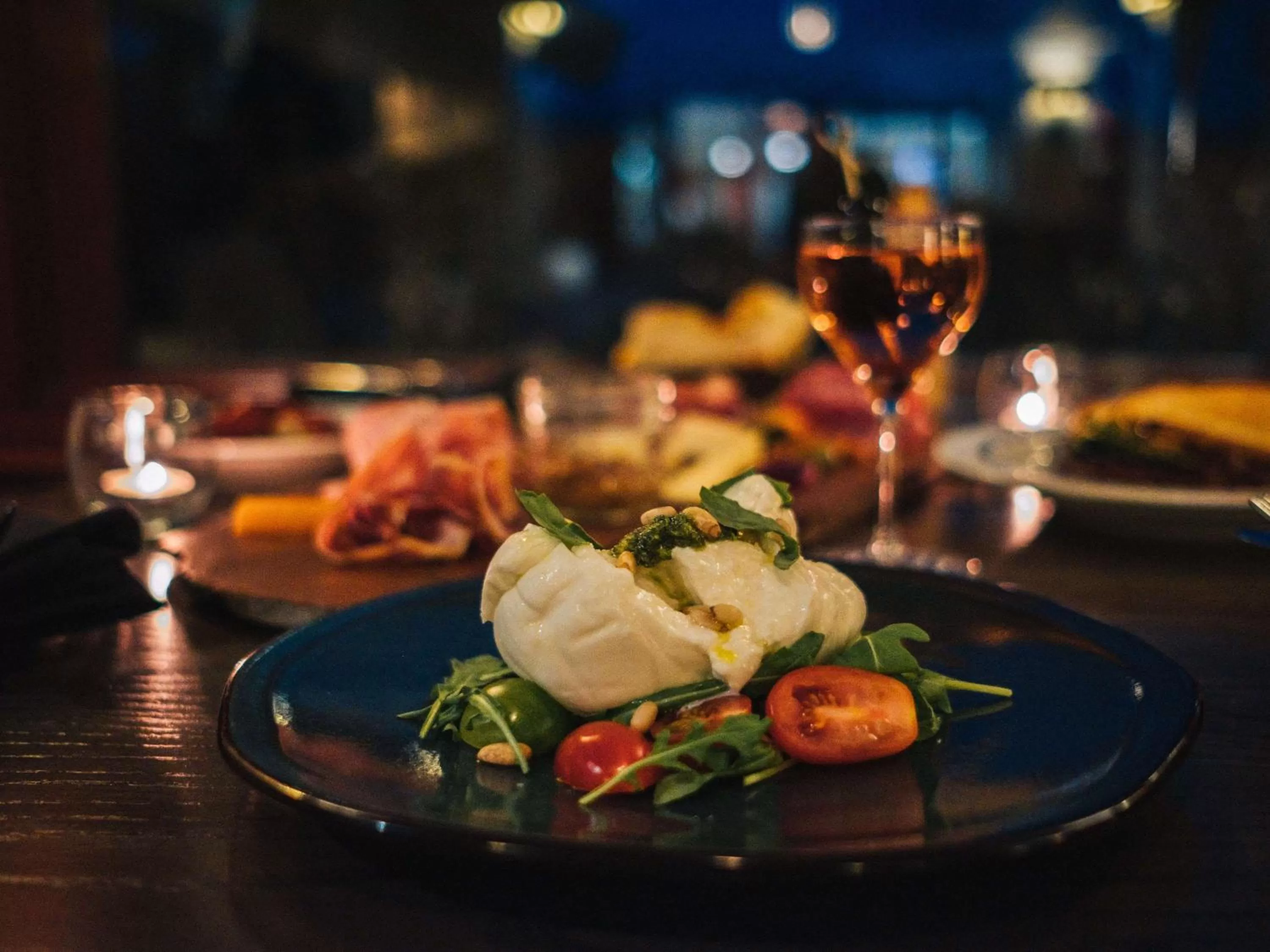 Lounge or bar in Fairmont Jasper Park Lodge