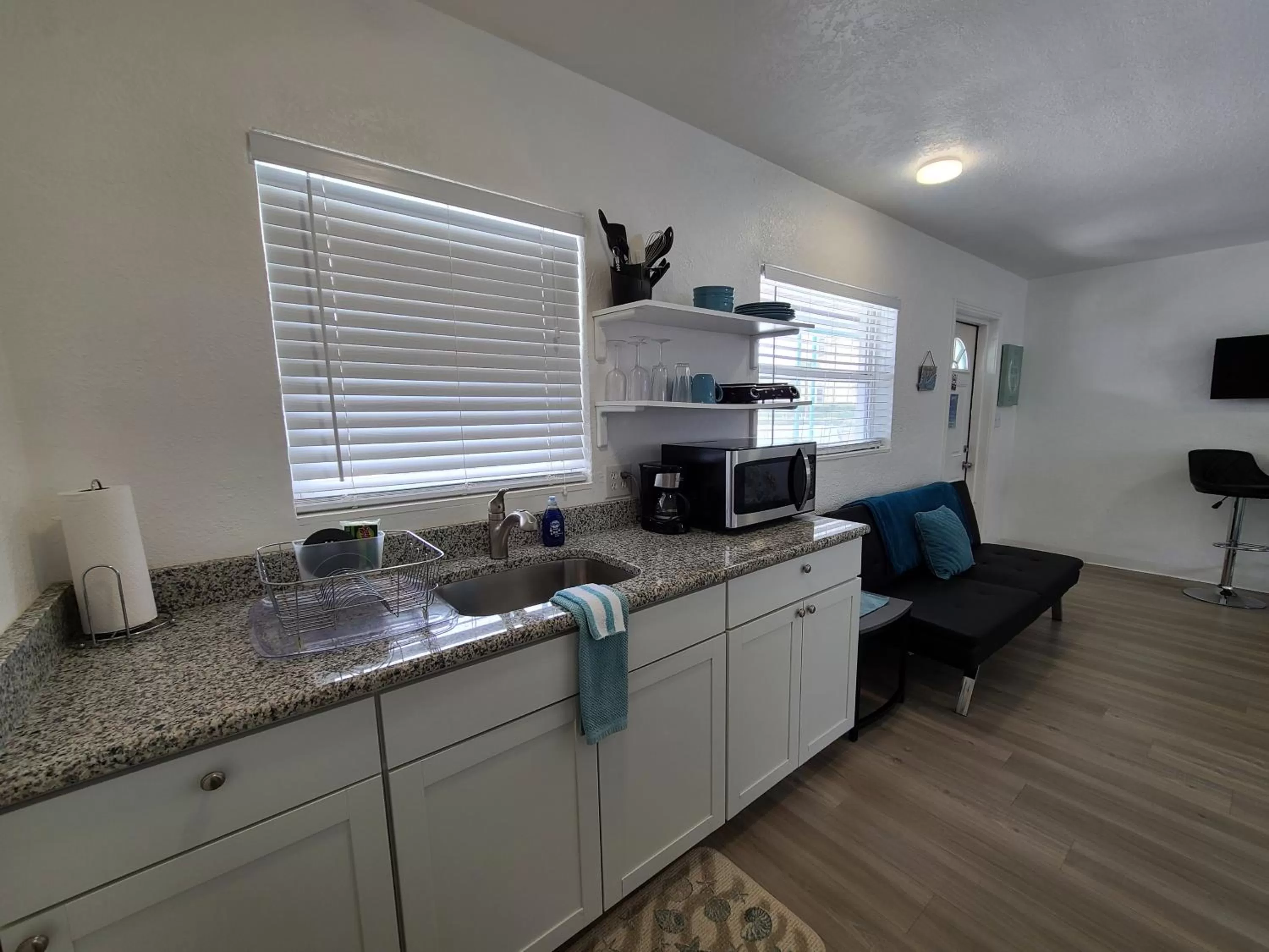 Kitchen or kitchenette in Sun Island Motel