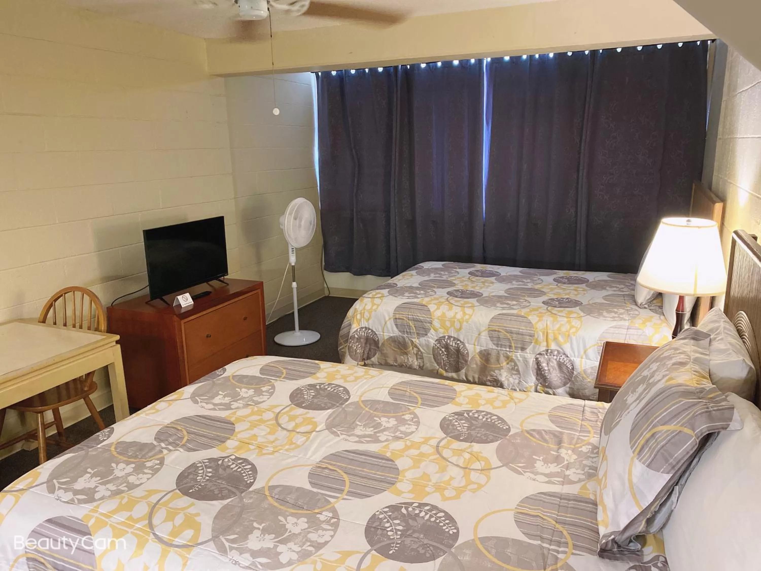 Bed in Hilo Reeds Bay Hotel