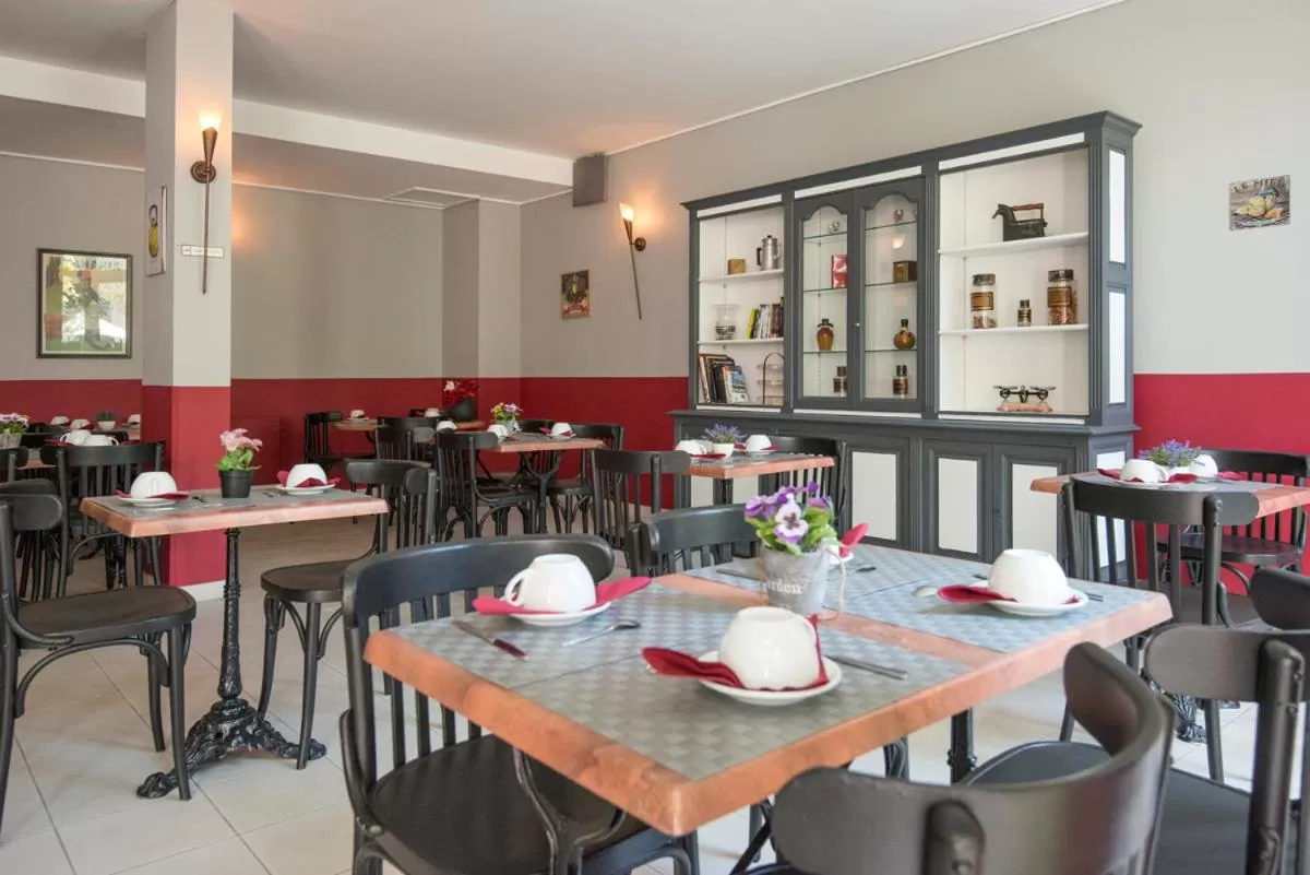 Restaurant/places to eat in Hotel du Forum