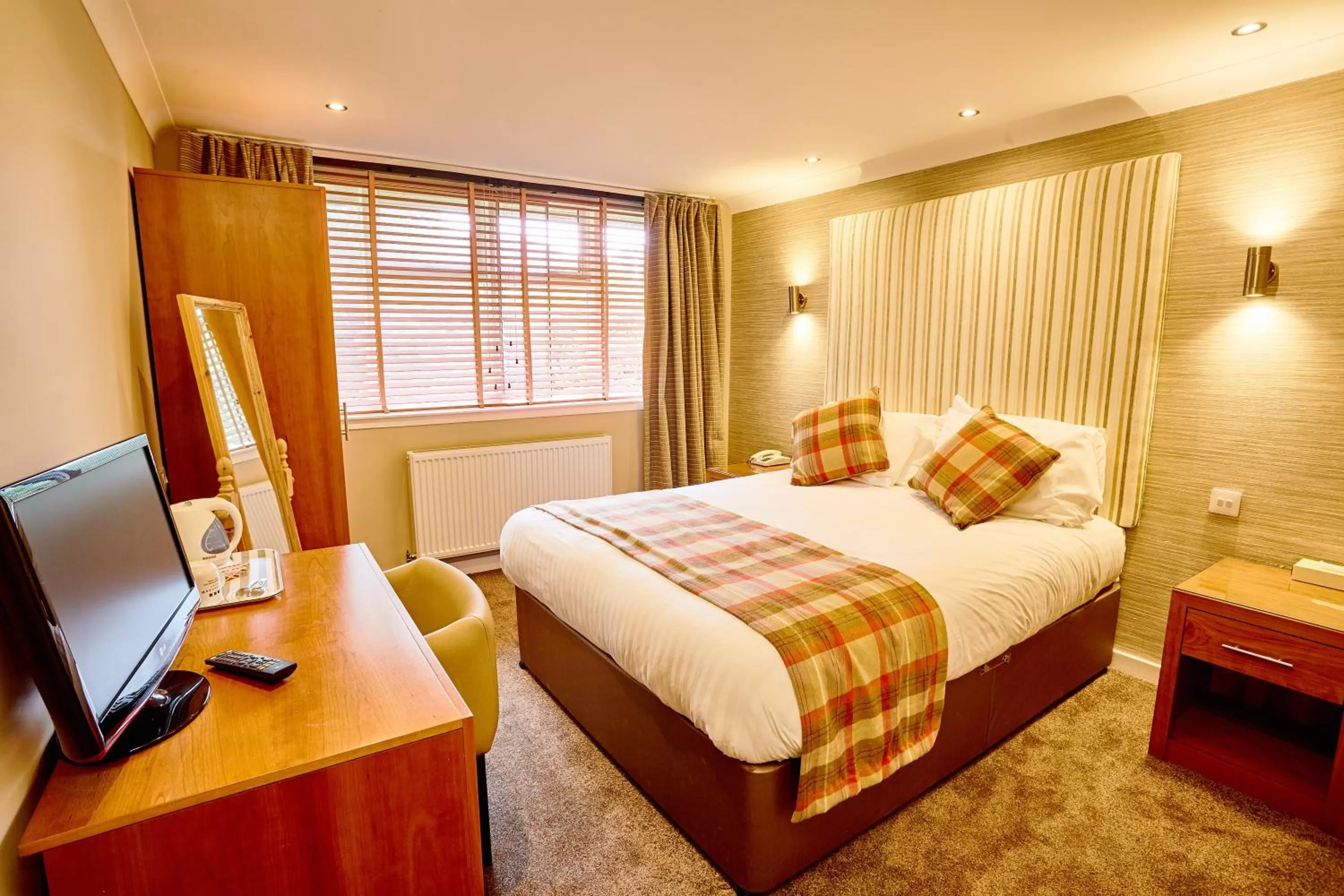 Bedroom, Bed in Abbotsford Hotel