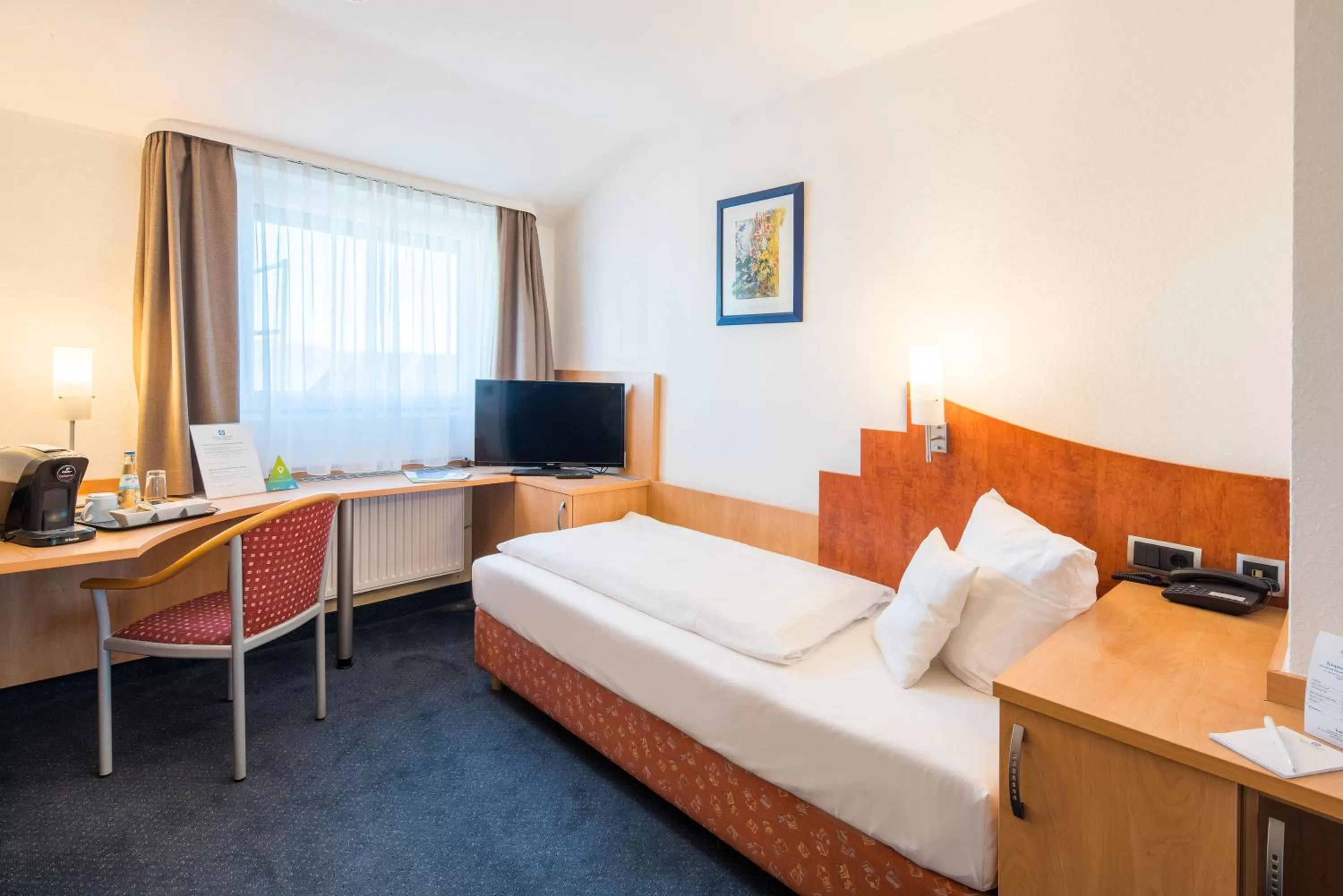 Photo of the whole room, Bed in Sure Hotel by Best Western Ratingen