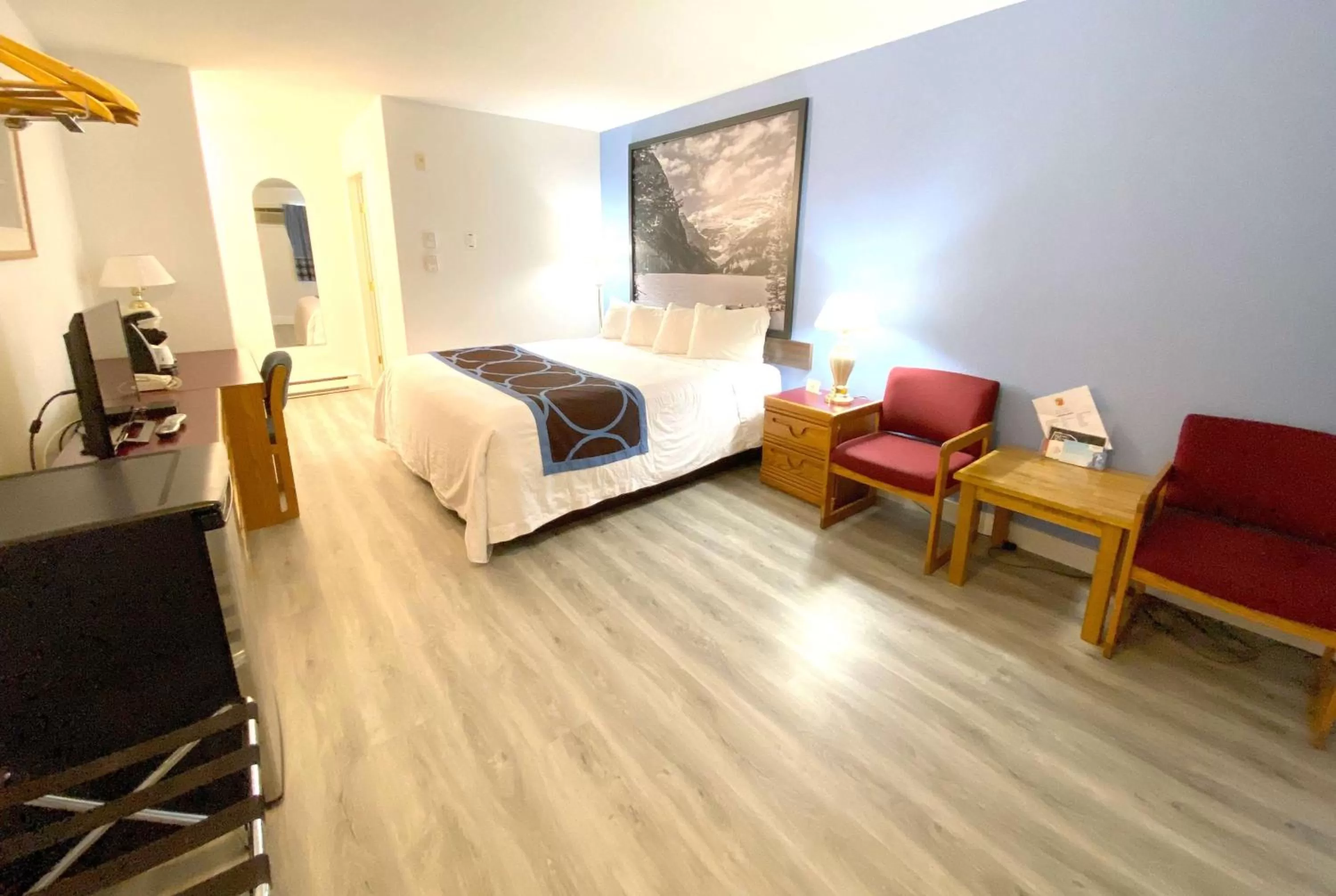 Photo of the whole room, Bed in Super 8 by Wyndham Sicamous