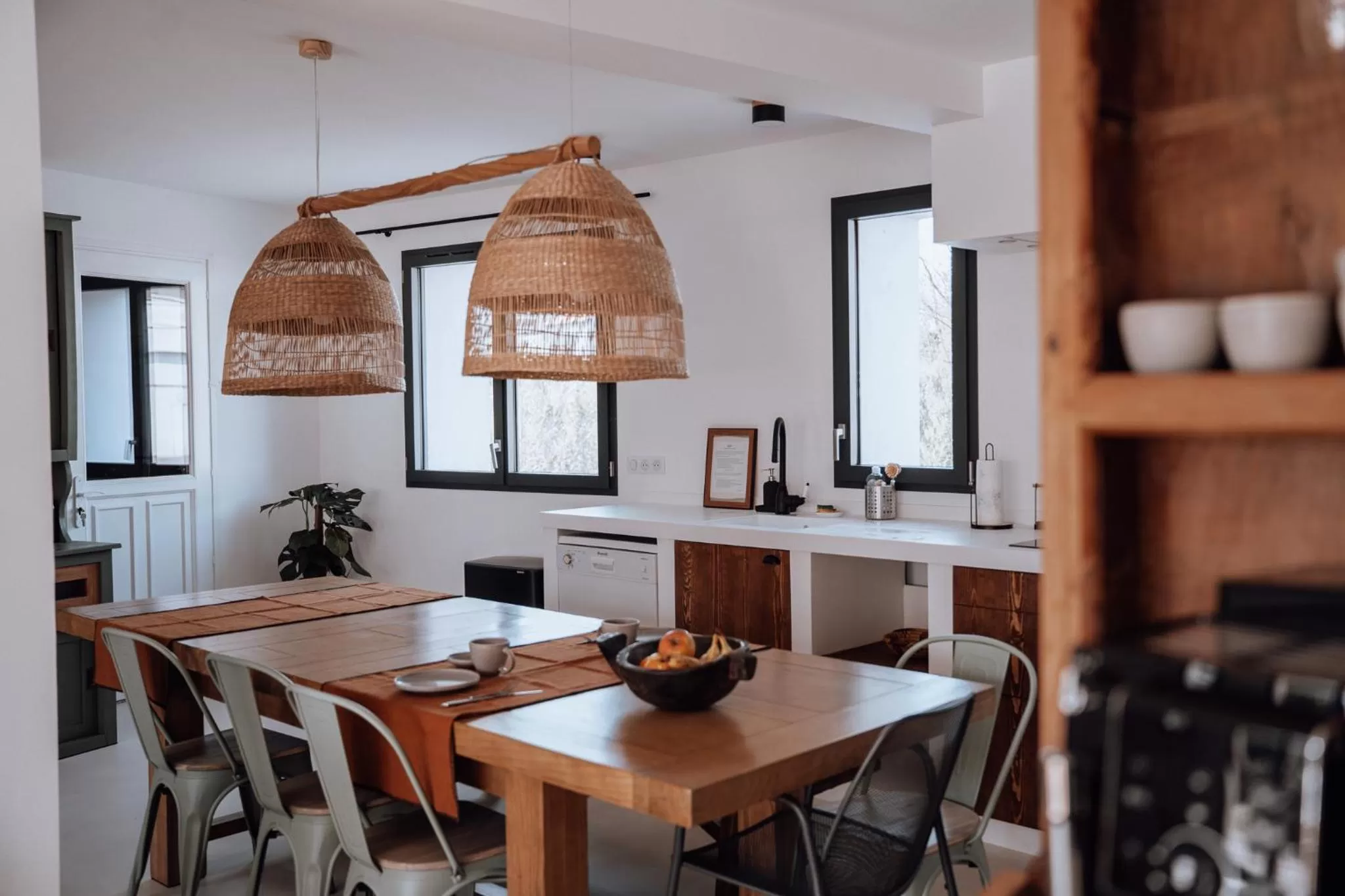 Kitchen or kitchenette, Dining Area in Biarritz Surf Lodge Chambre d'hôtes