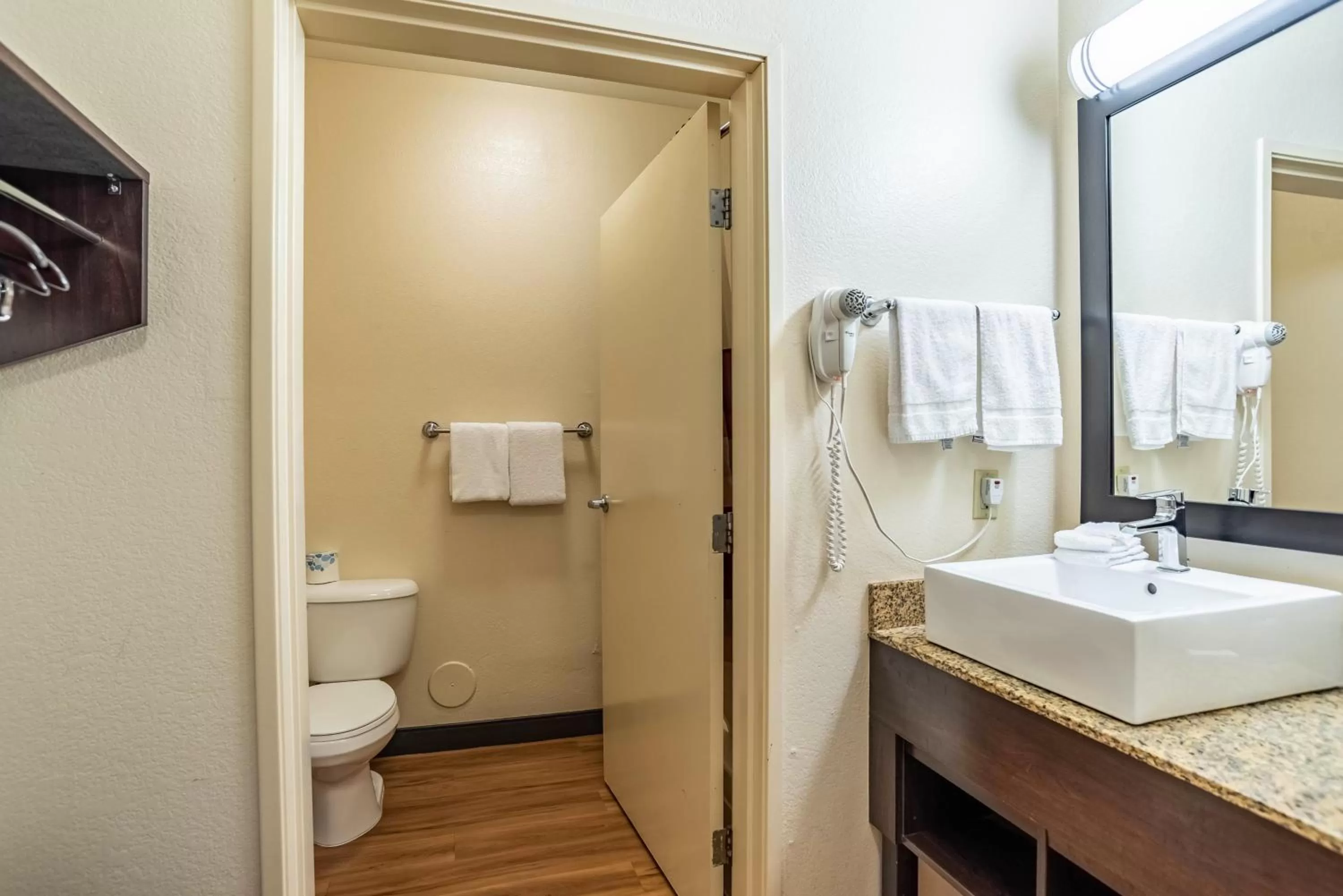 Bathroom in Red Roof Inn PLUS+ Tempe - Phoenix Airport