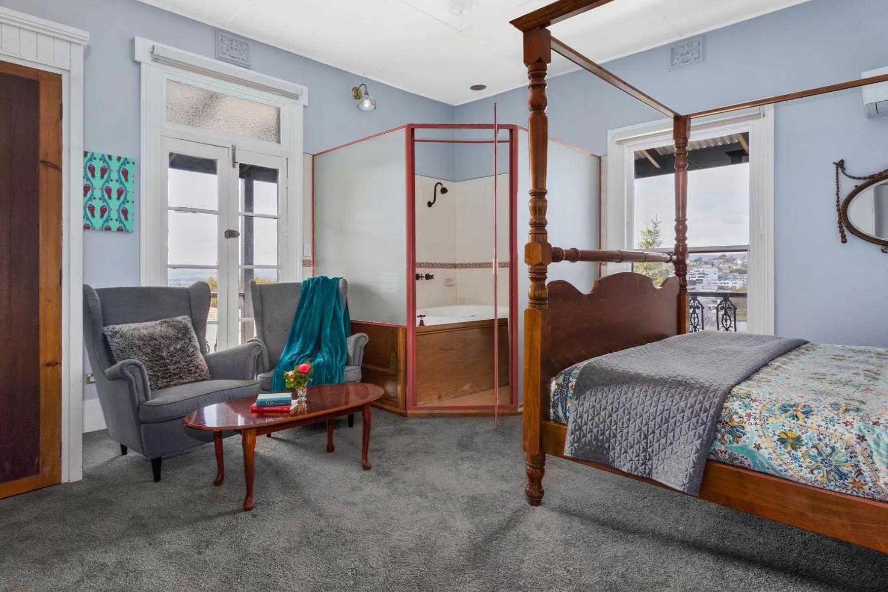 Seating area, Bed in The Dragonfly Inn