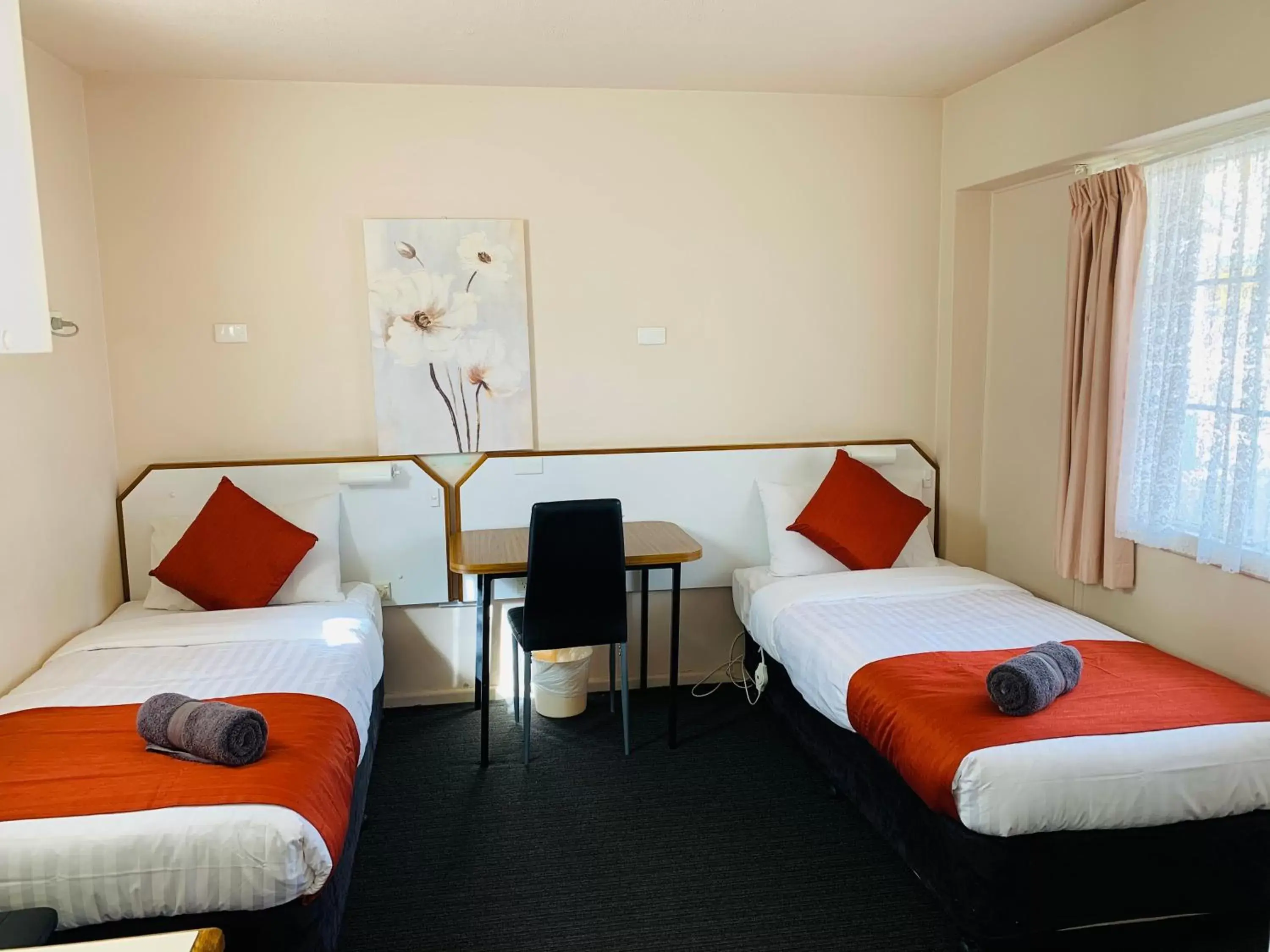 Standard Twin Room in Bradman Motor Inn Standard Twin Room in Bradman Motor Inn