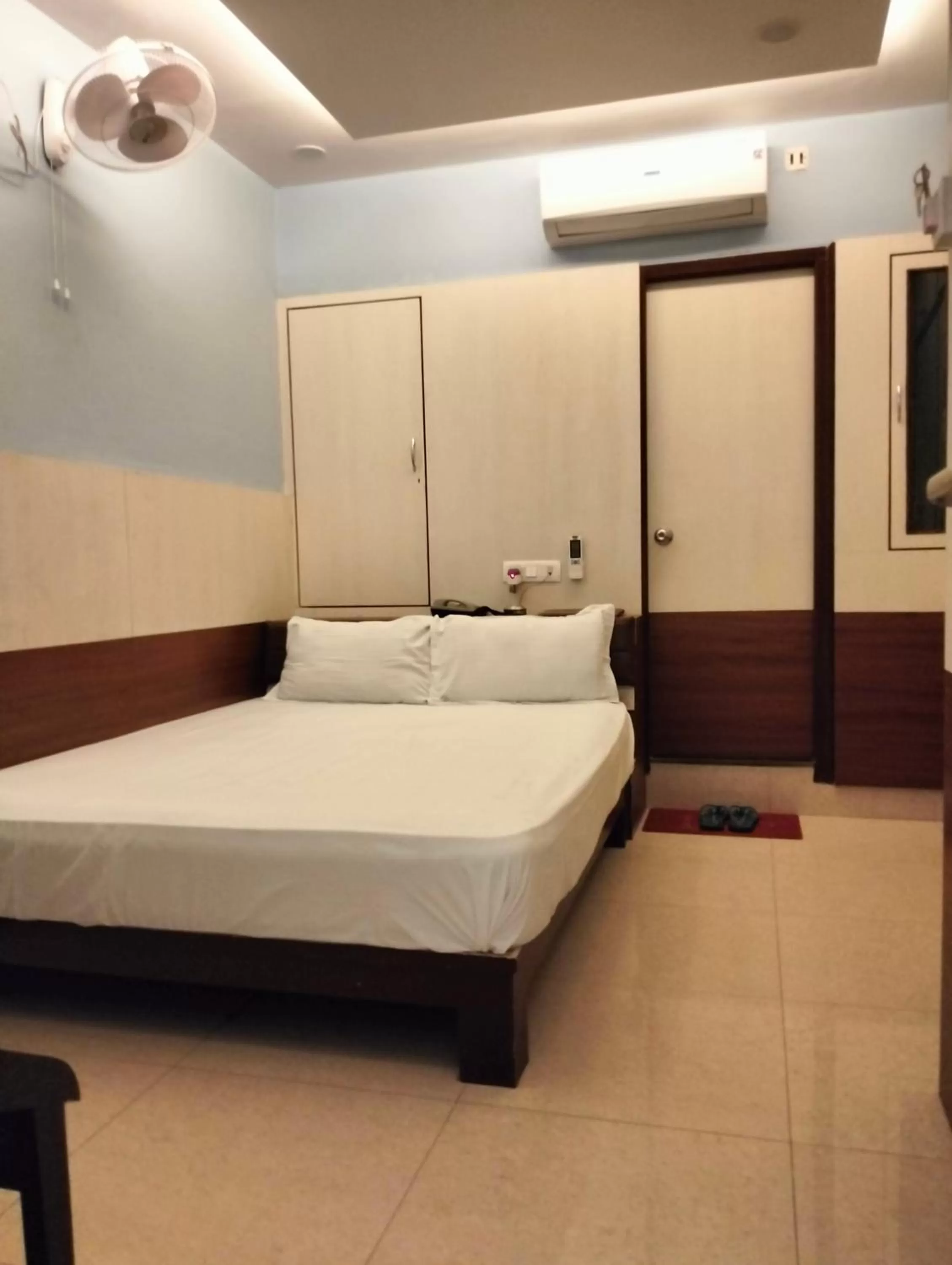 Bed in Hotel Shri Gourav