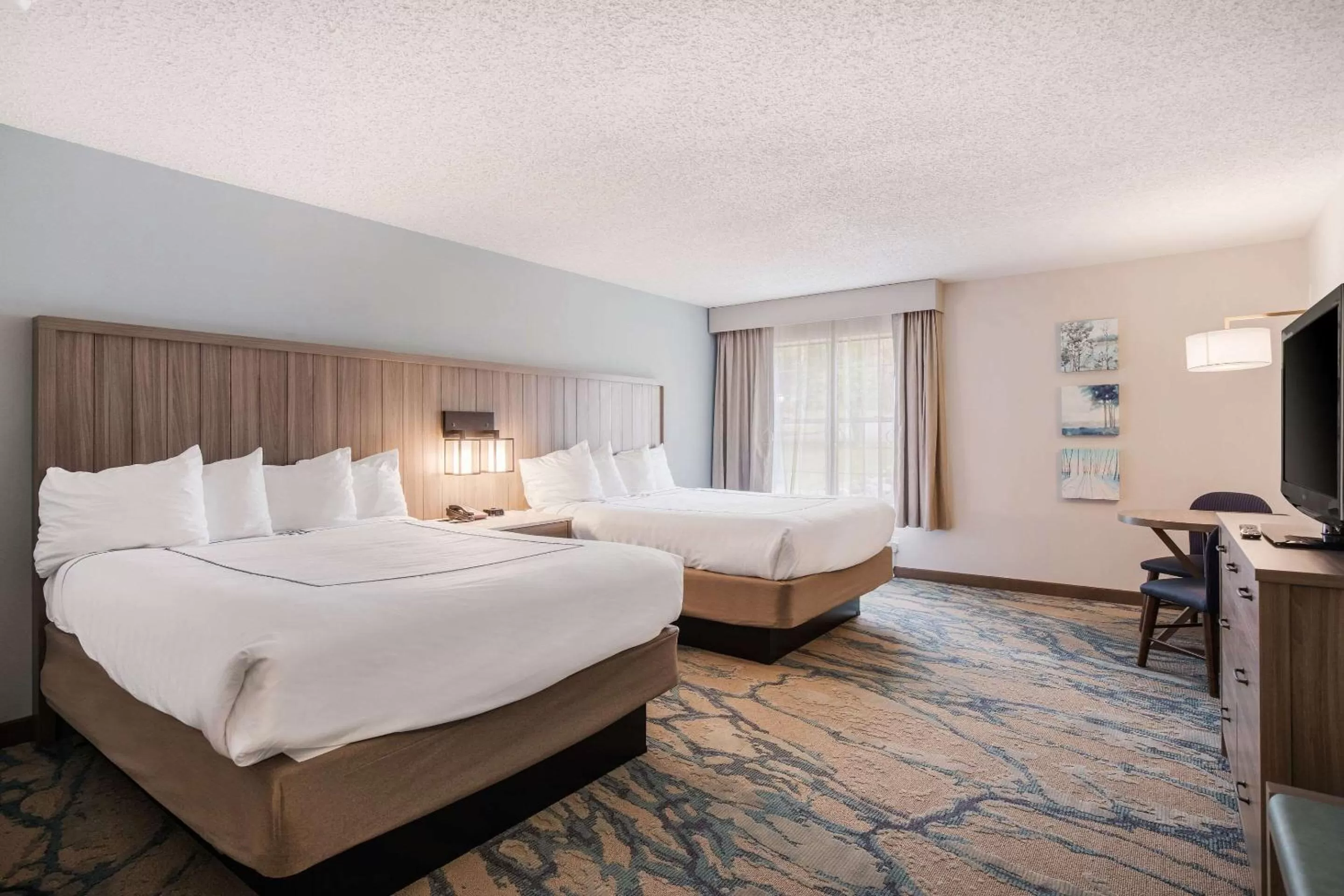 Standard Queen Room with Two Queen Beds - Non Smoking  in Heidel House Hotel and Conference Center, Ascend Hotel Collection