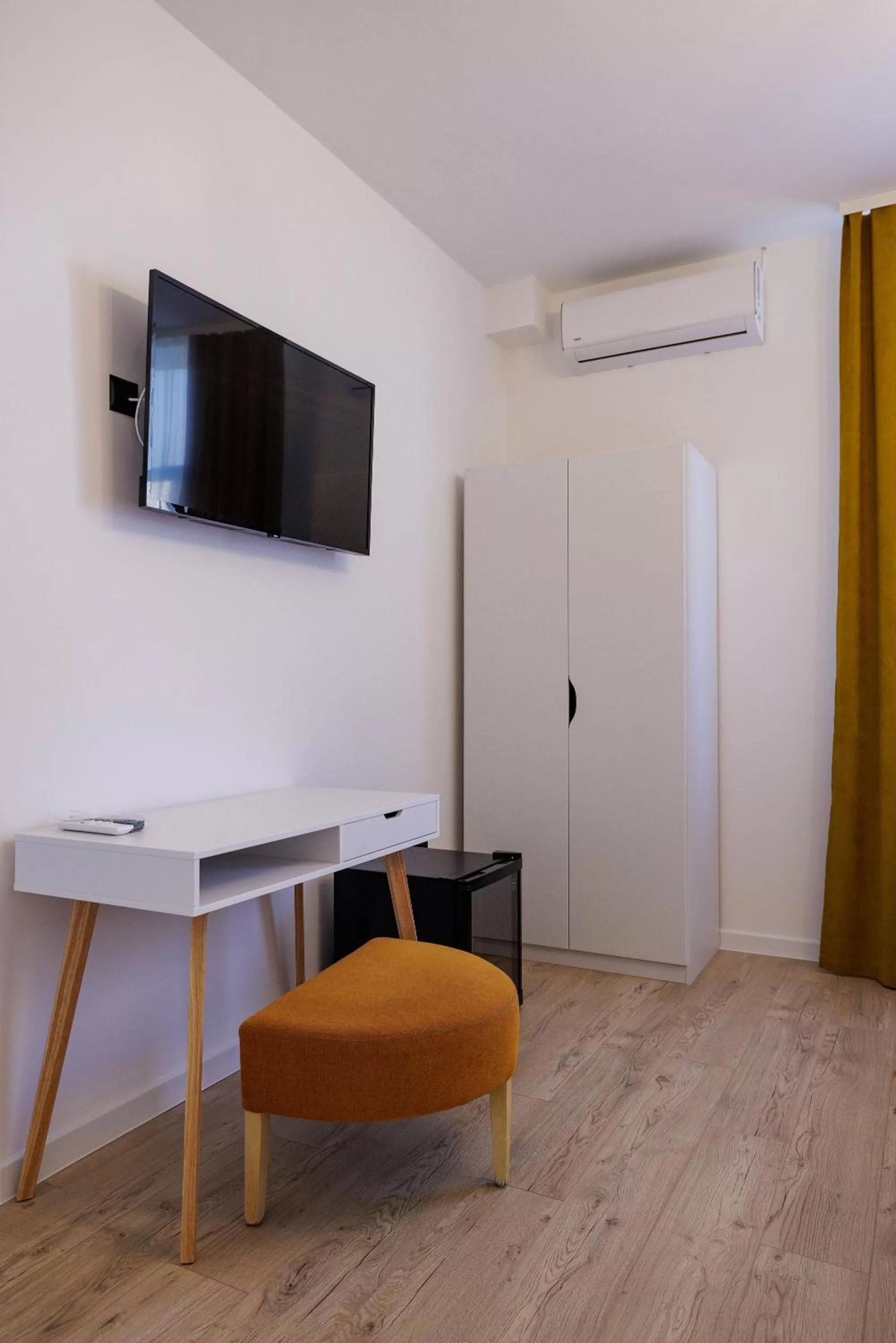 TV and multimedia, TV/Entertainment Center in Rooms Lišnić