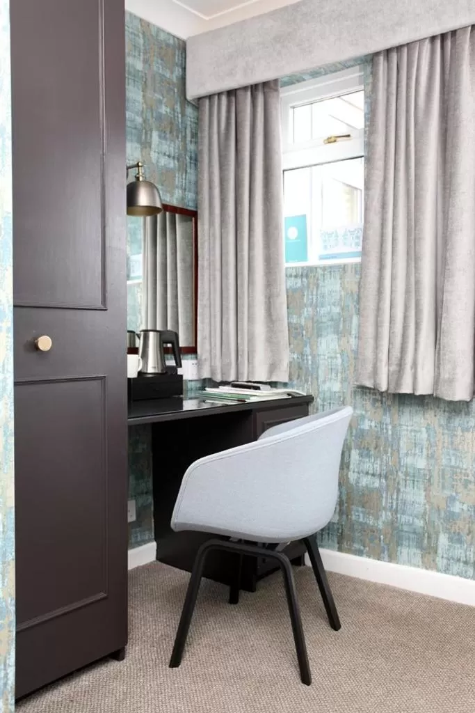 Photo of the whole room in Ascot House