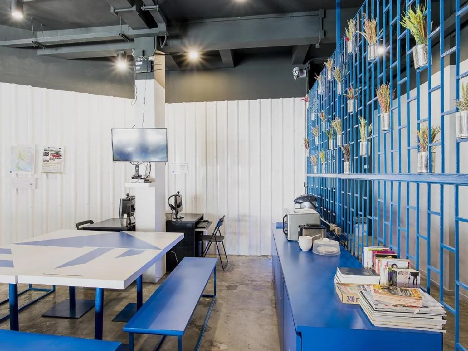 Communal lounge/ TV room in Loftel Station Hostel