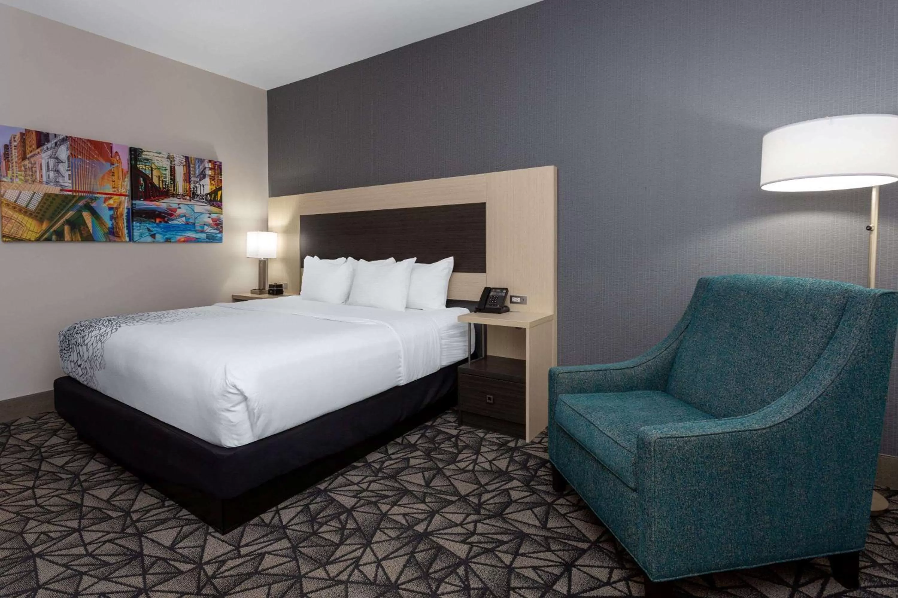 King Room with Bathtub and Mobility Access in La Quinta Inn & Suites by Wyndham Shorewood