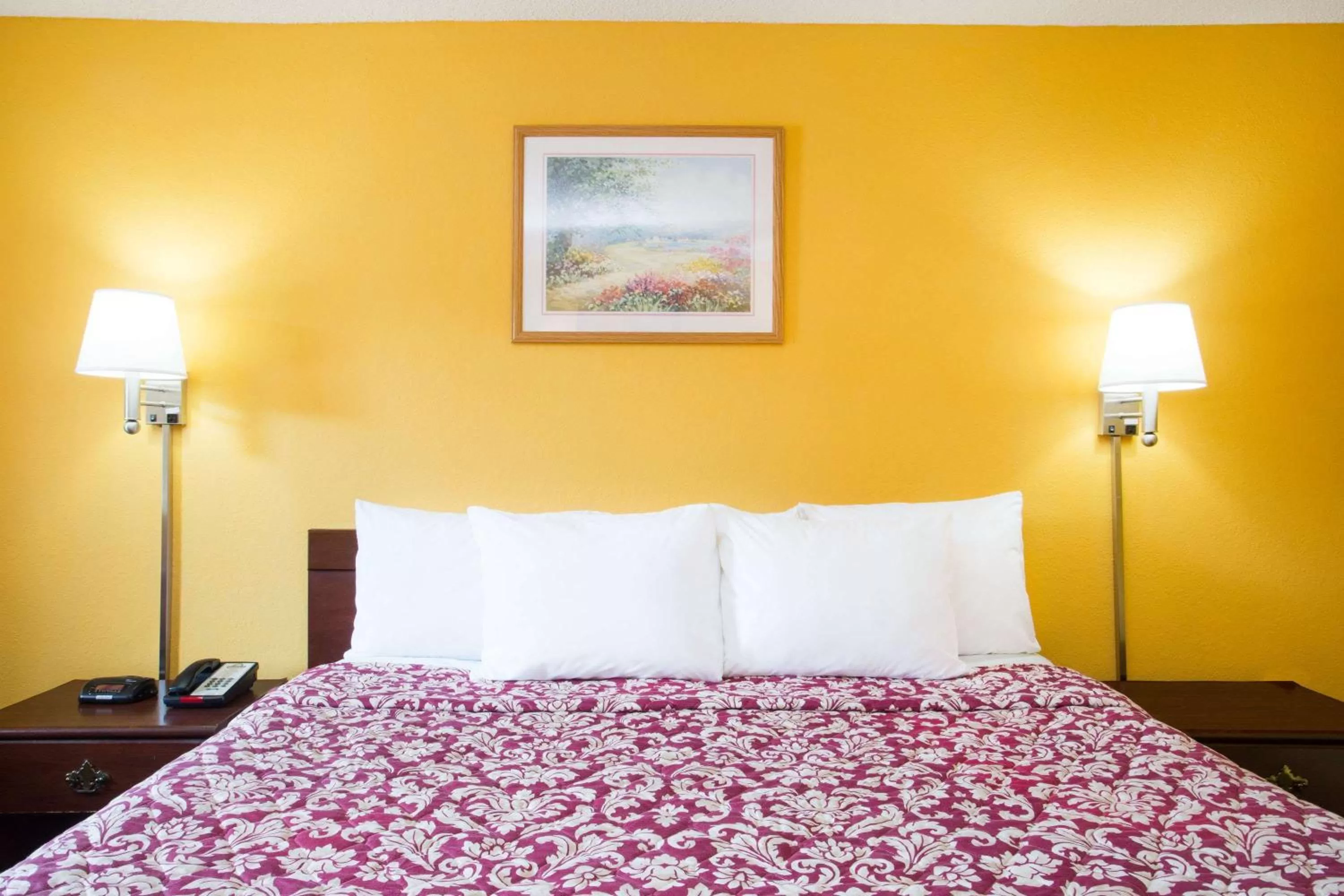 Photo of the whole room in Days Inn by Wyndham Camilla