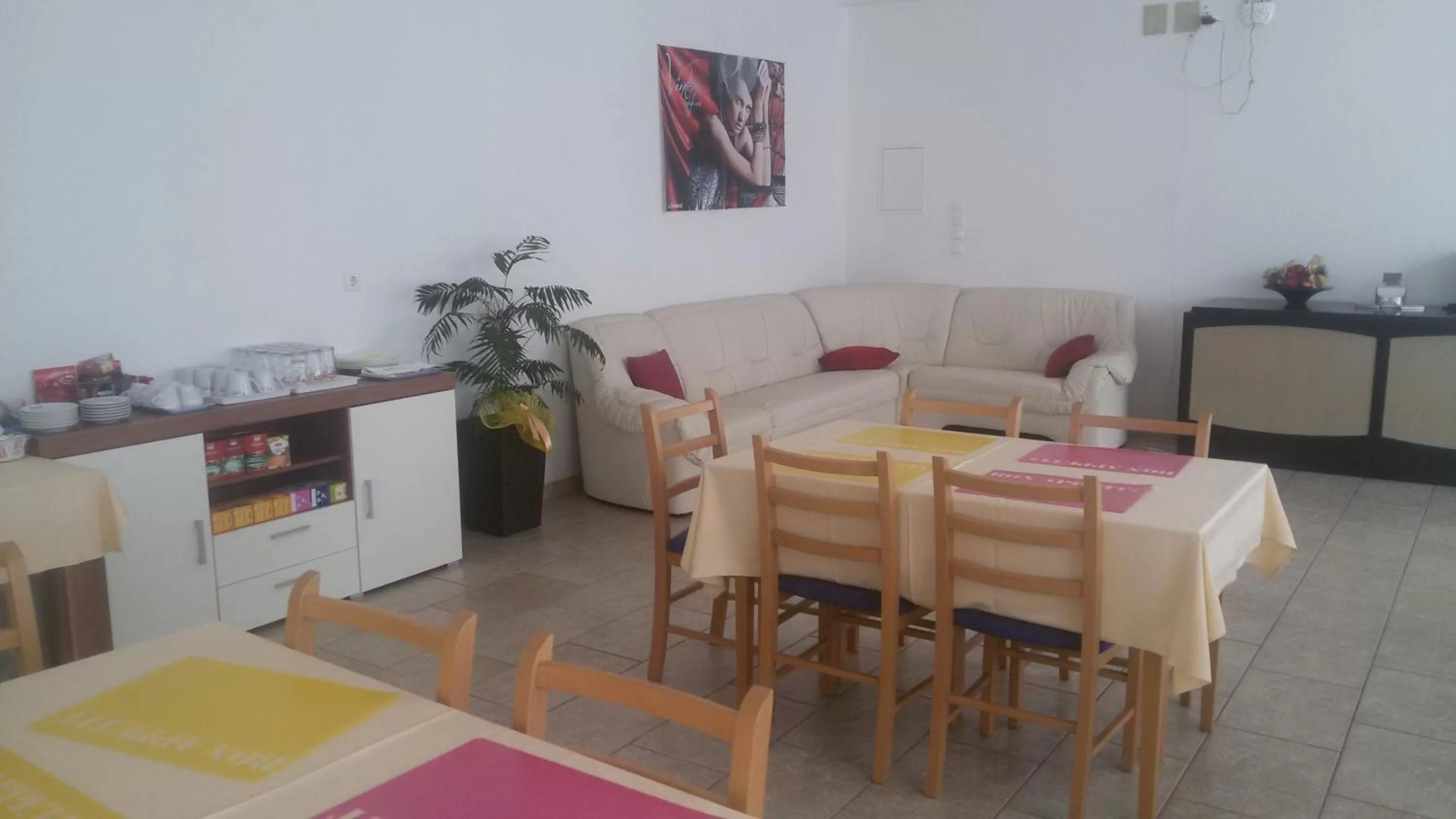 Restaurant/places to eat in Motel Maks