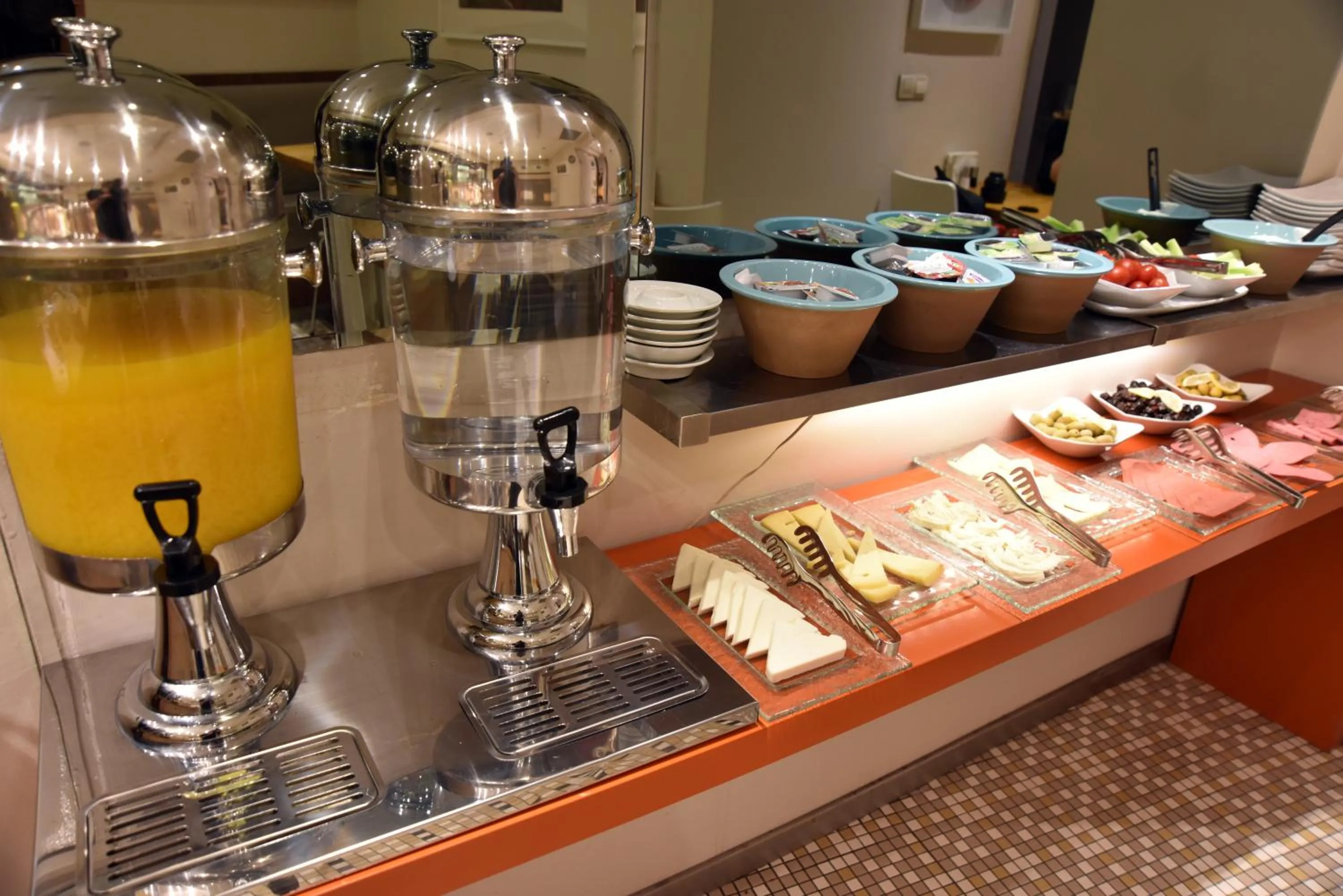 Food and drinks in Elanaz Hotel