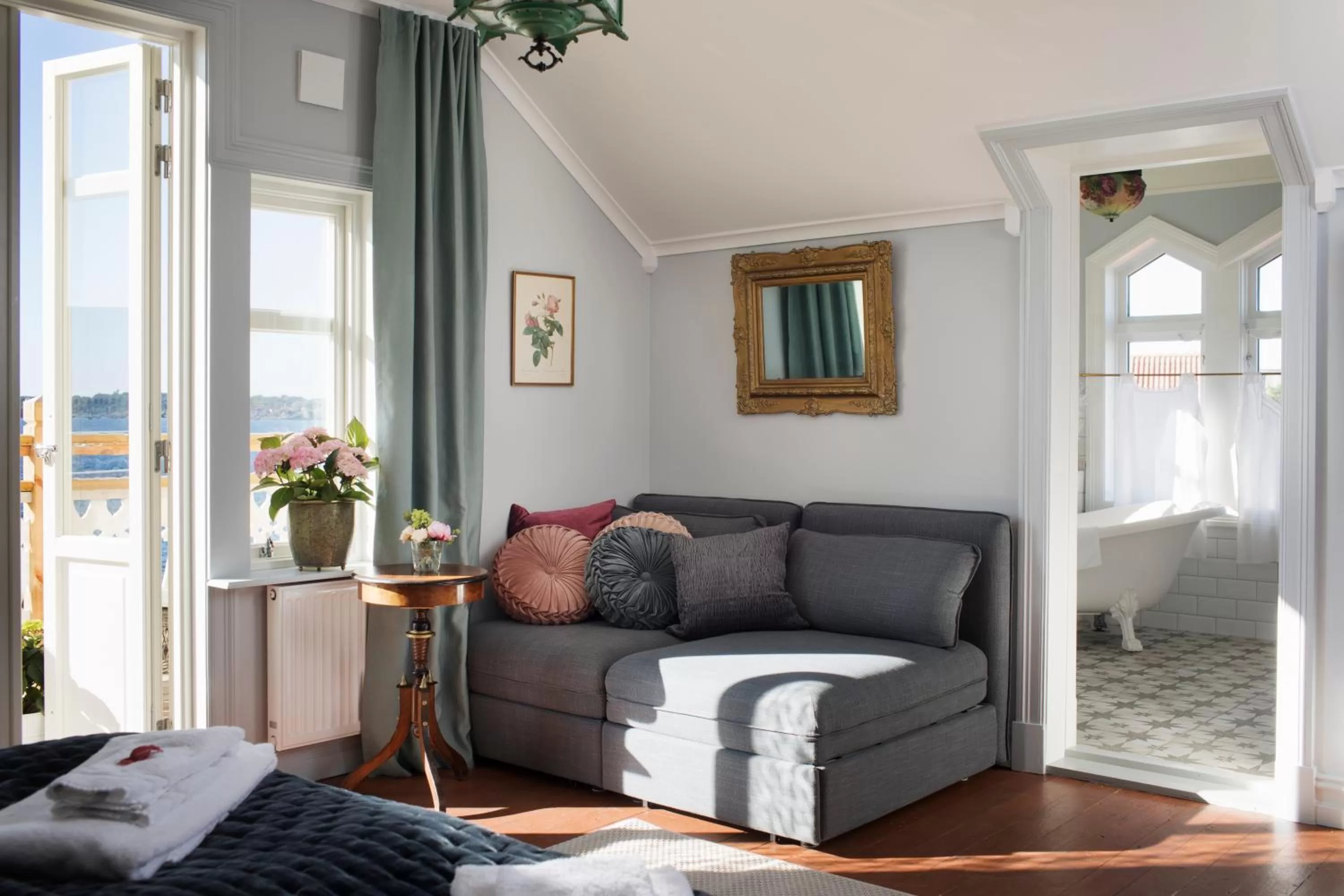 Photo of the whole room in Strandflickornas Annex Gula Villan