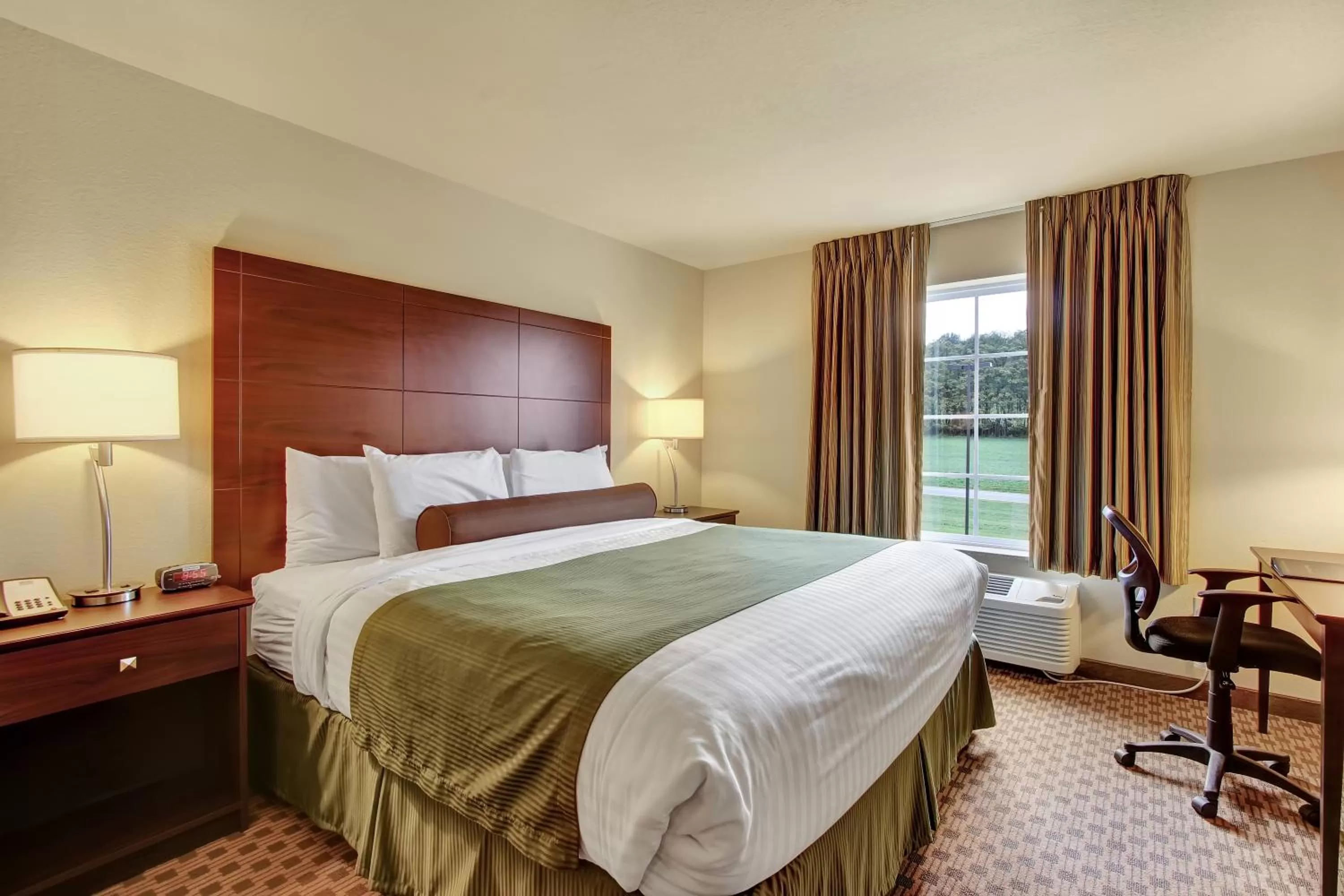 Bed in Cobblestone Hotel & Suites - Waynesboro