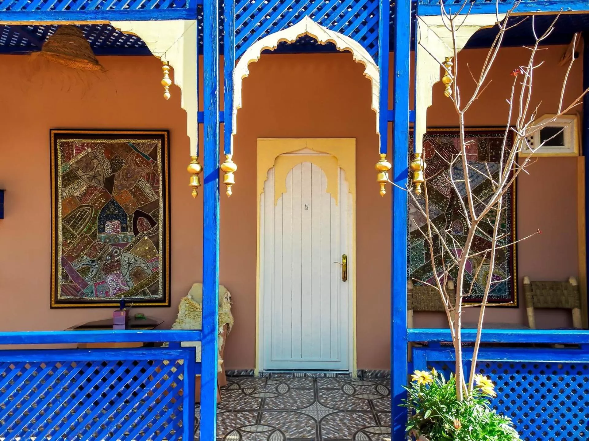 Facade/entrance in Le Bleu House