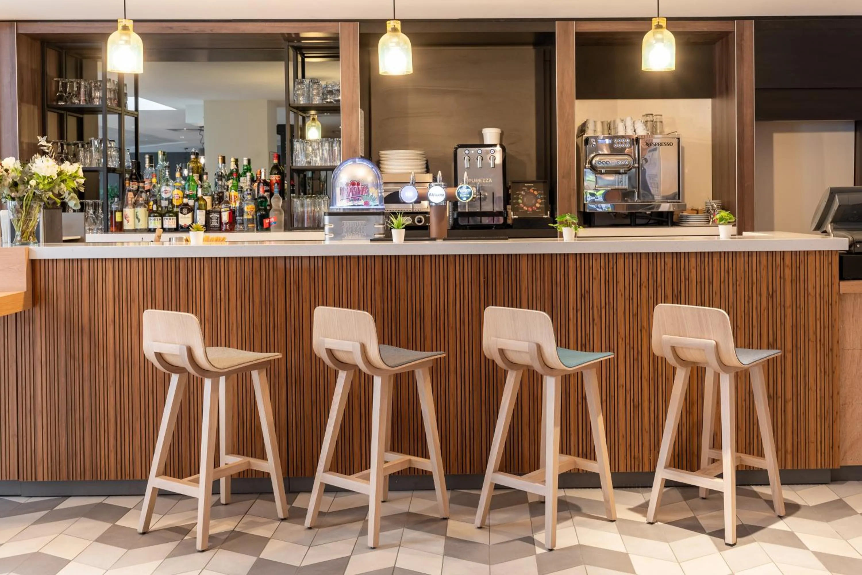 Lounge or bar in Holiday Inn Lyon Vaise by IHG