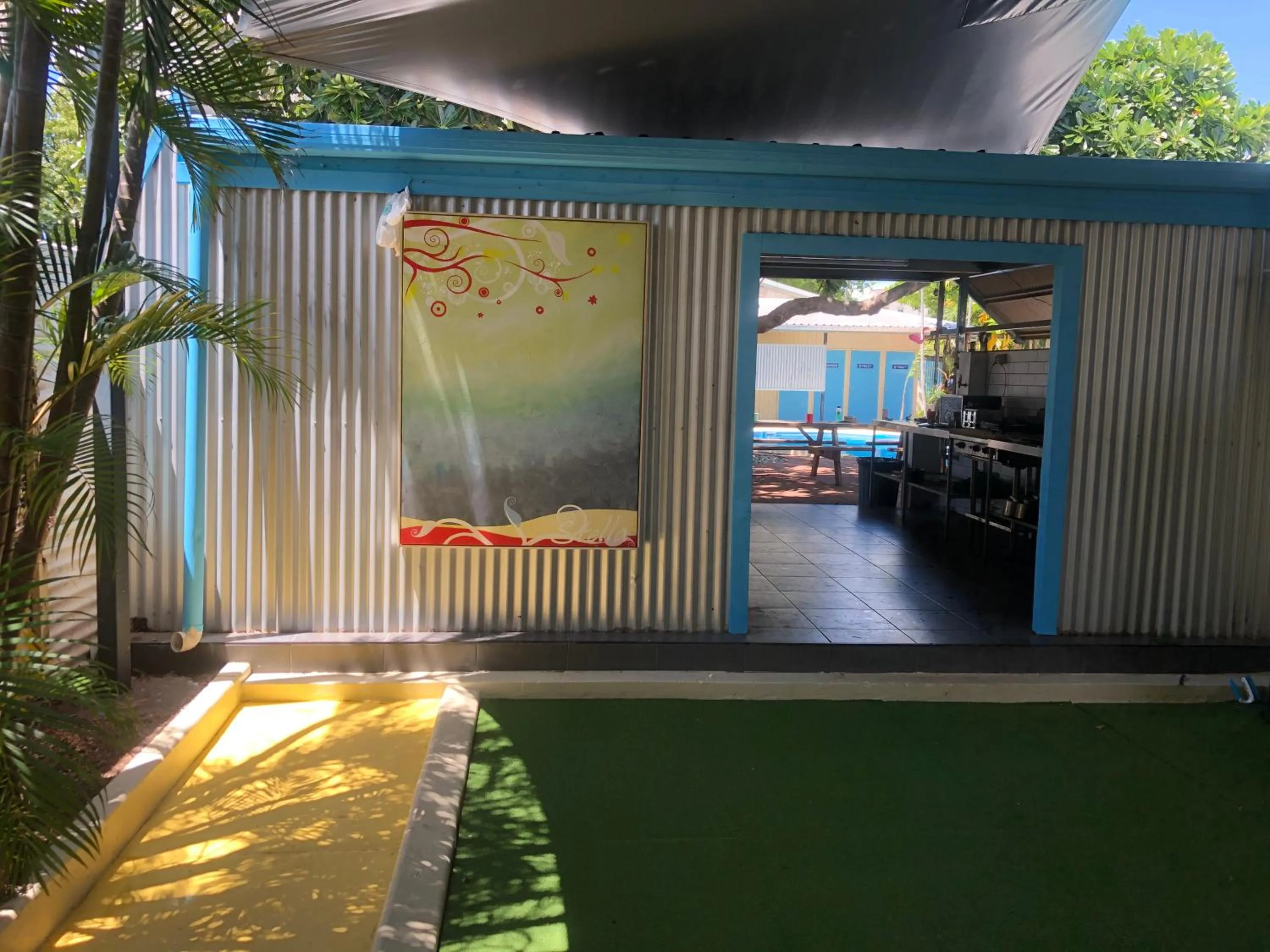 Facade/entrance in Darwin Hostel