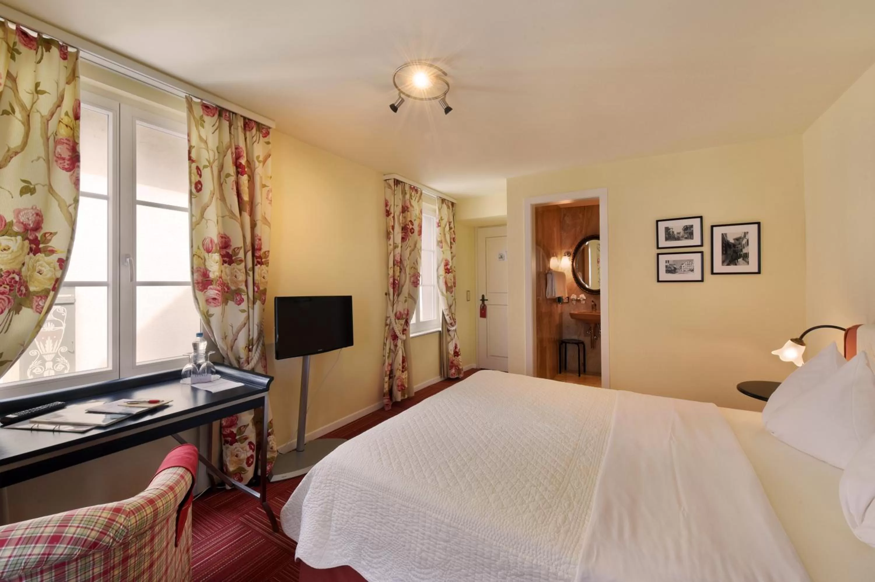 Photo of the whole room, Bed in Romantik Hotel Schwan