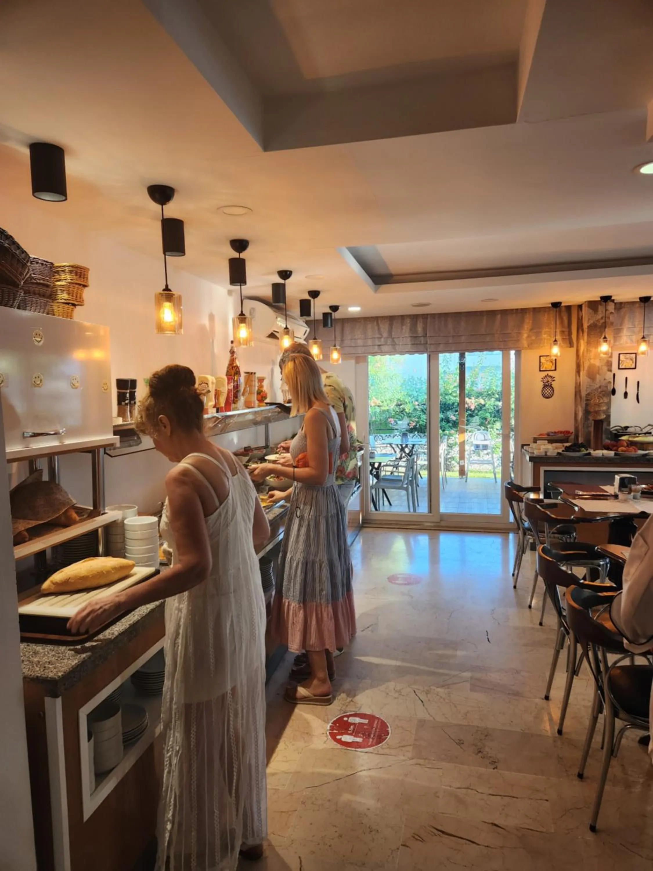 Restaurant/places to eat in Esperanza Hotel