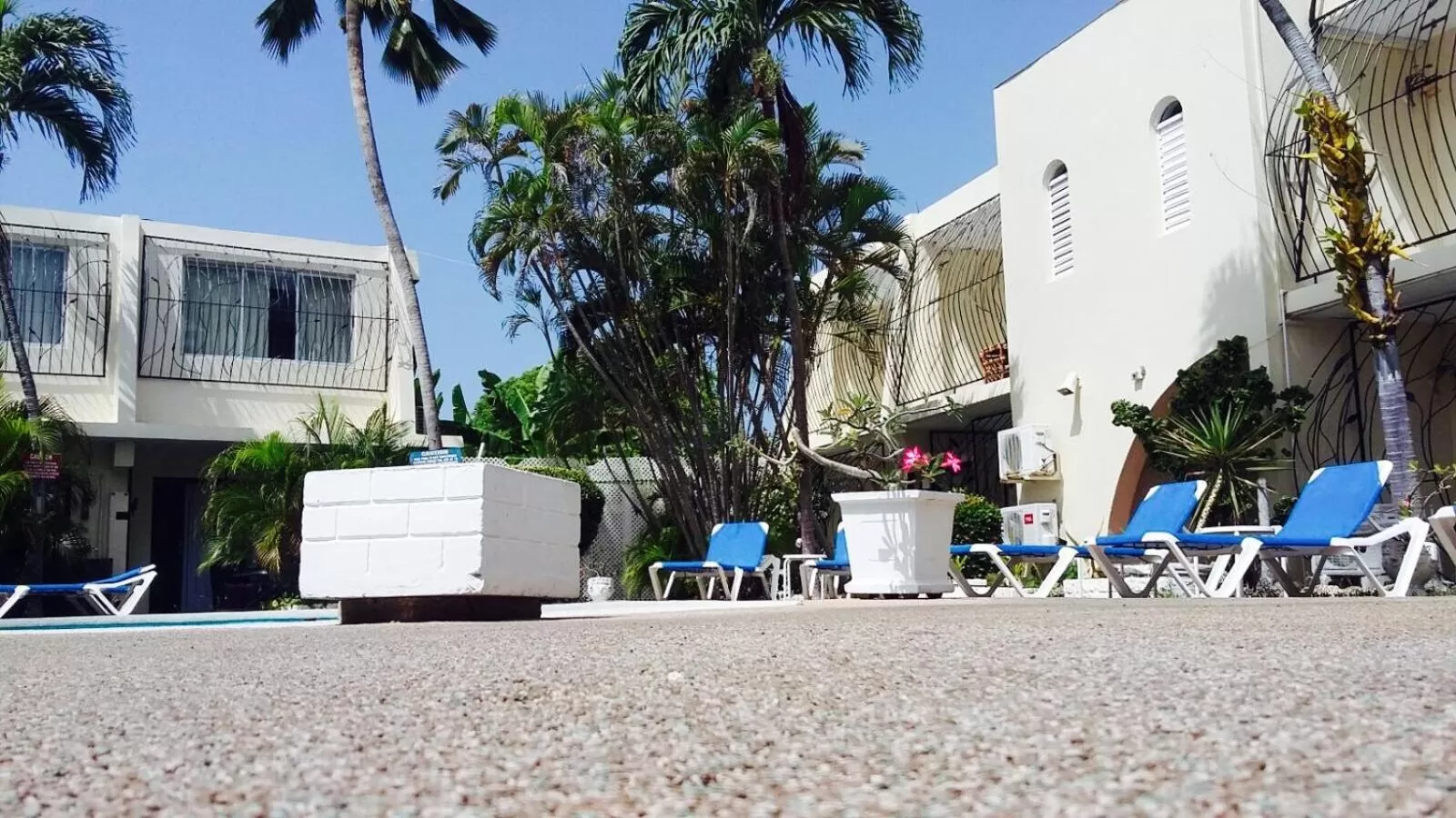 Area and facilities in Pirate's Inn