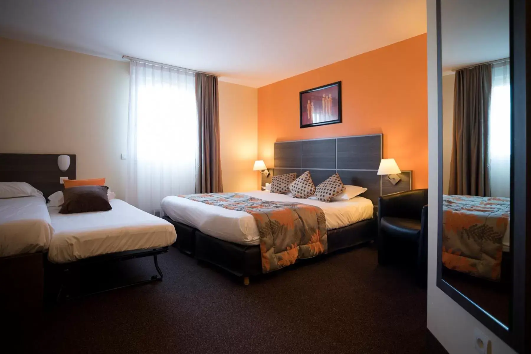 Family Room (2 Adults + 2 Children) in The Originals Boutique, Actuel Hôtel, Saint-Etienne Aéroport Family Room (2 Adults + 2 Children) in The Originals Boutique, Actuel Hôtel, Saint-Etienne Aéroport