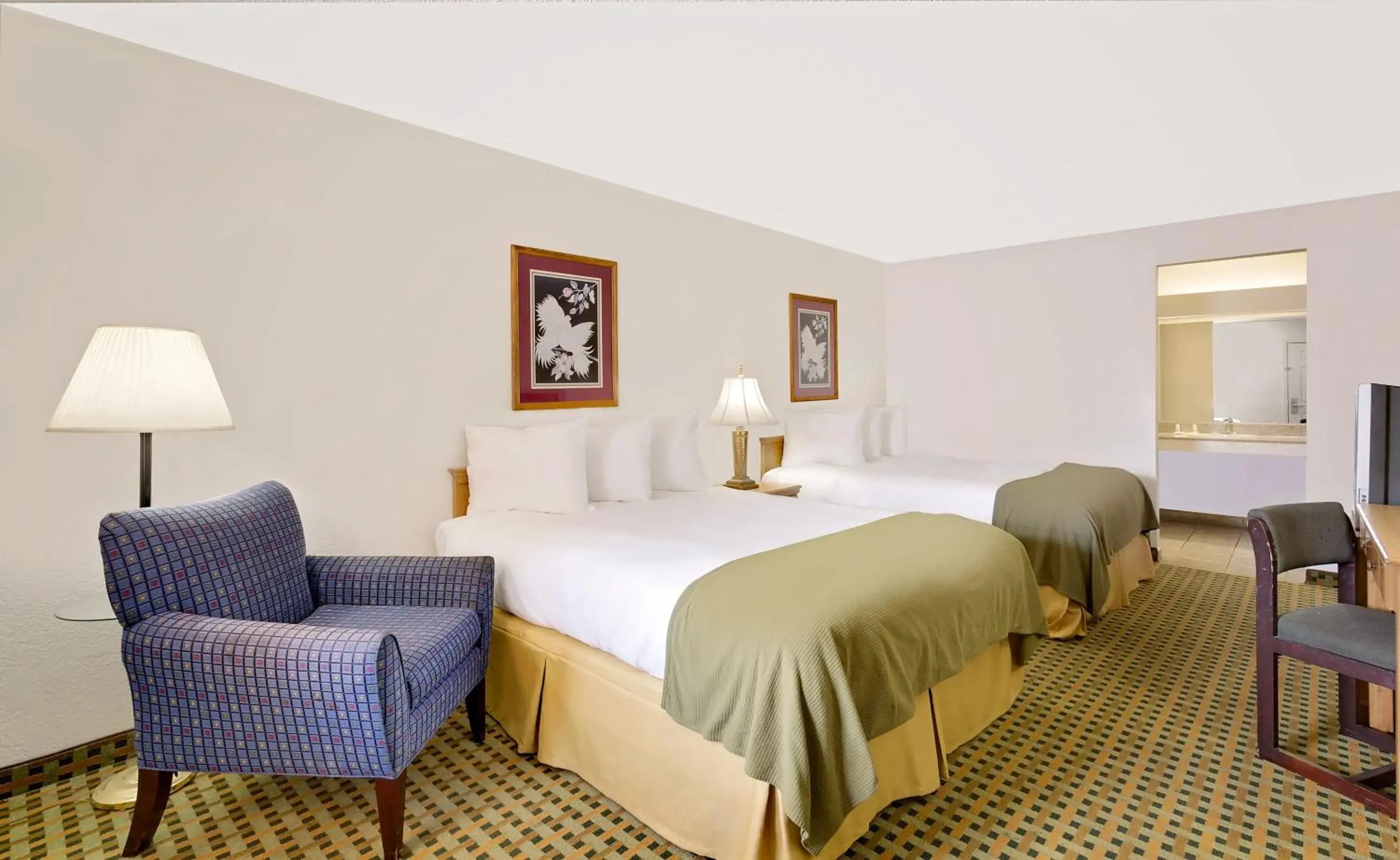 Standard Queen Room with Two Queen Beds in Silver Queen Inn Standard Queen Room with Two Queen Beds in Silver Queen Inn