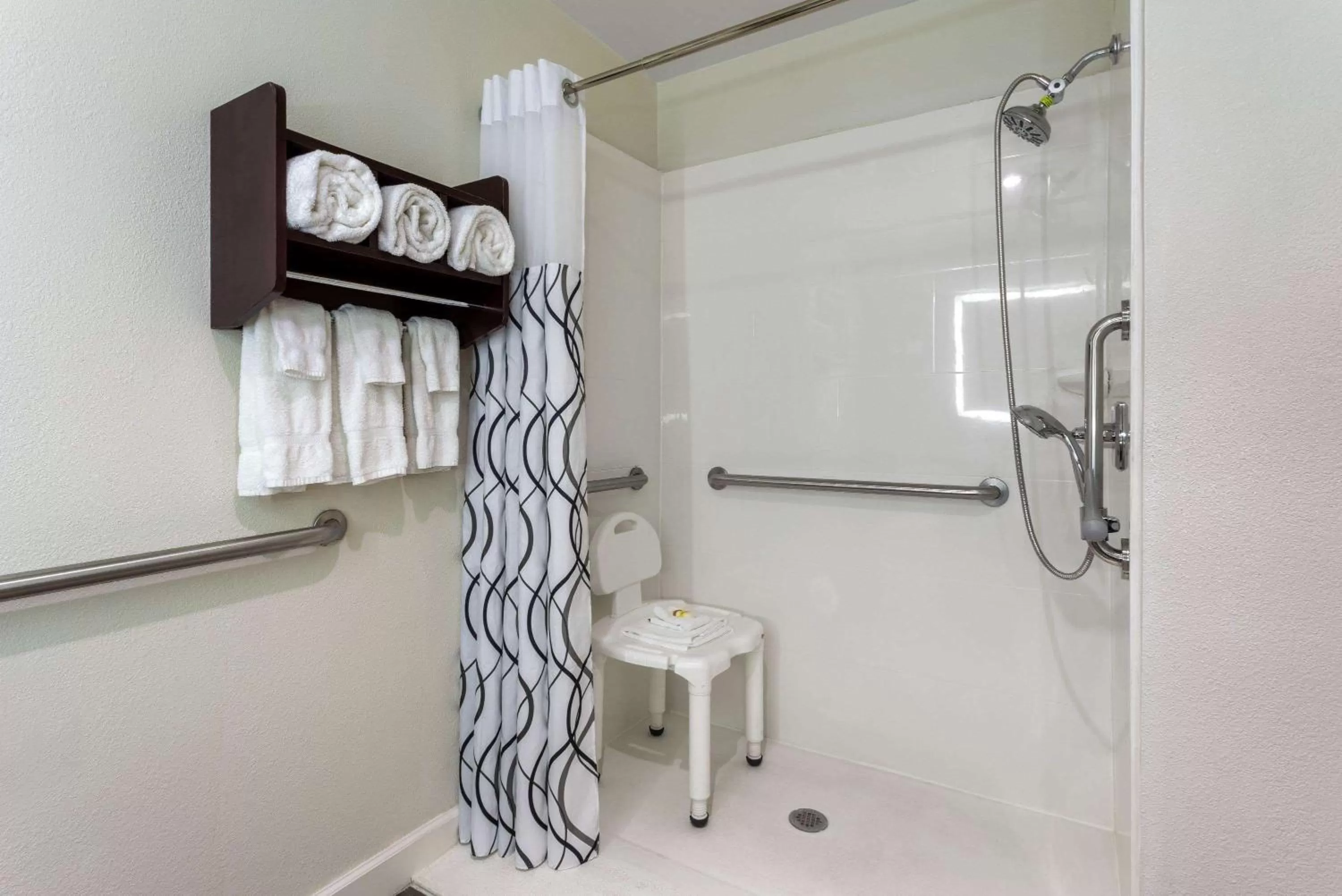 Shower in La Quinta by Wyndham Columbus West - Hilliard