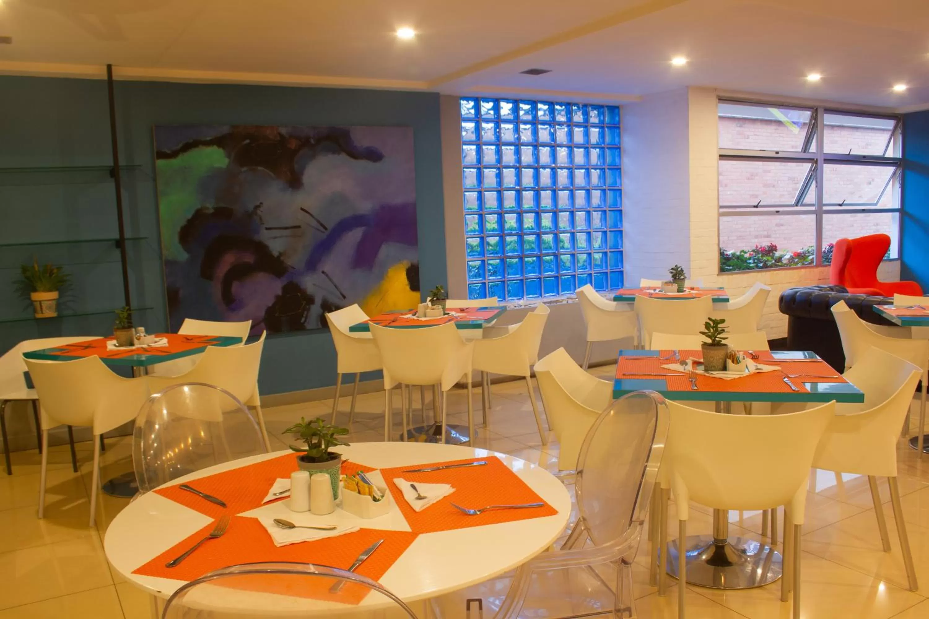 Restaurant/places to eat in Hotel 104 Art Suites