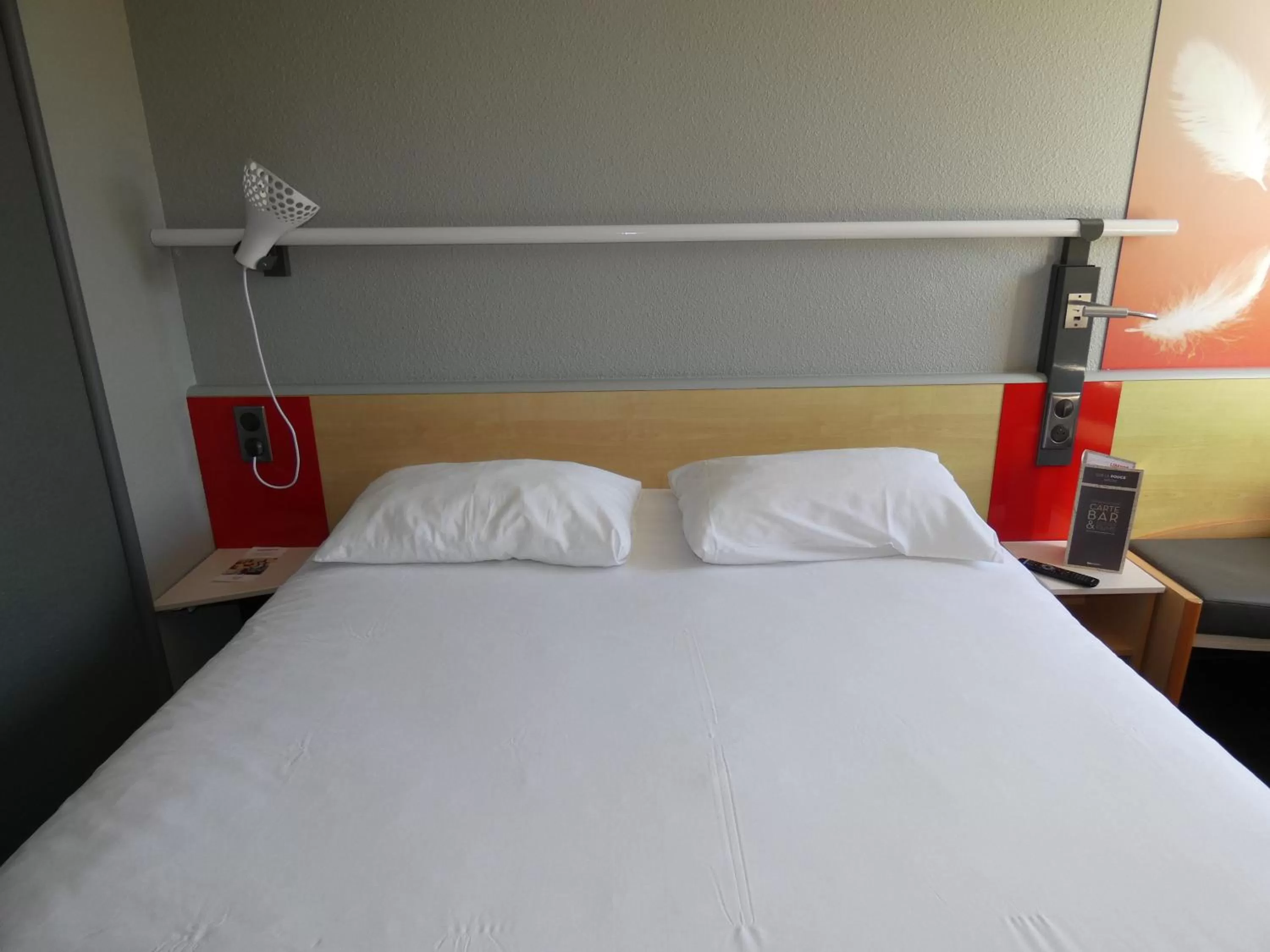 Bedroom, Bed in ibis Saintes