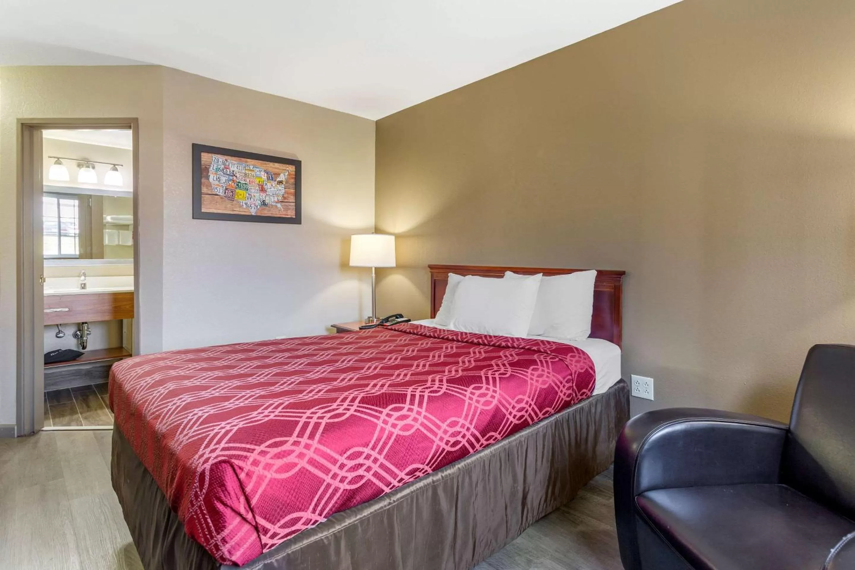 Photo of the whole room, Bed in Econo Lodge Inn & Suites Dickson