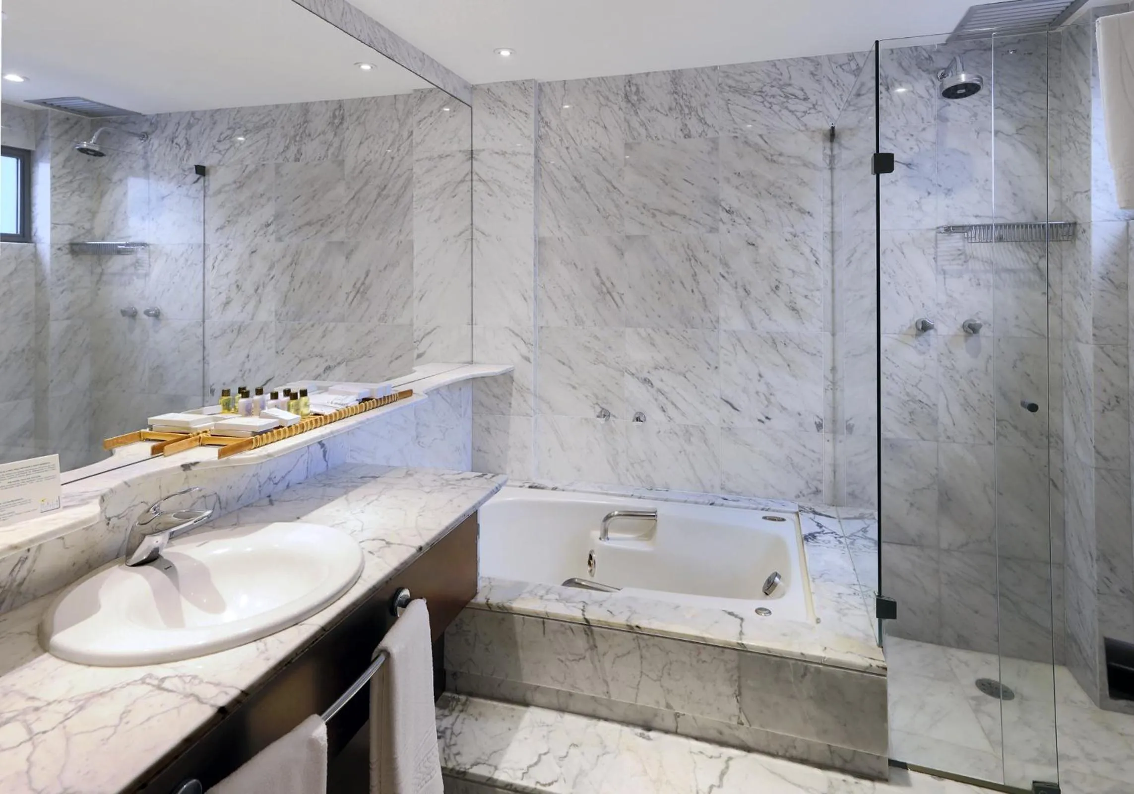 Bathroom in Orla Copacabana Hotel