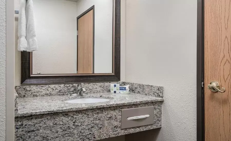 Deluxe Queen Room with Two Queen Beds - Non-Smoking in AmericInn by Wyndham Grafton Deluxe Queen Room with Two Queen Beds - Non-Smoking in AmericInn by Wyndham Grafton