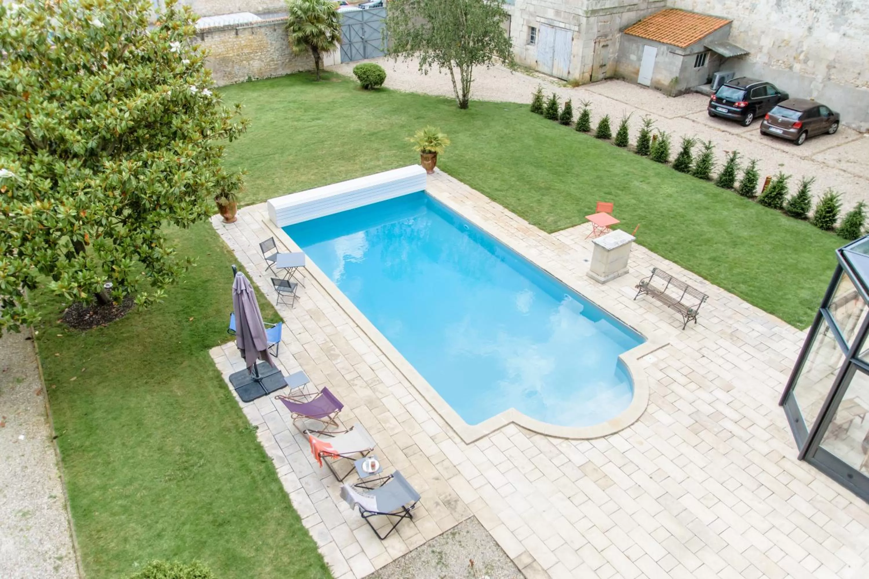 Pool view in L'esprit du 8