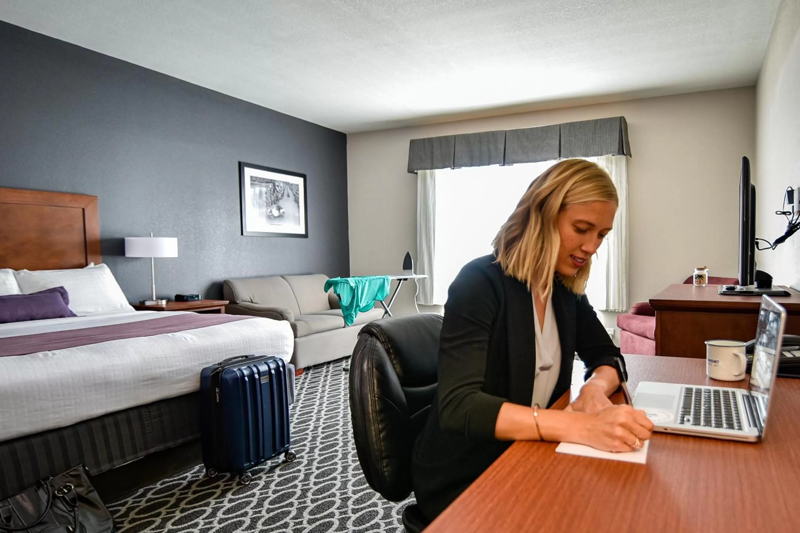 Photo of the whole room, Bed in Bluemont Hotel