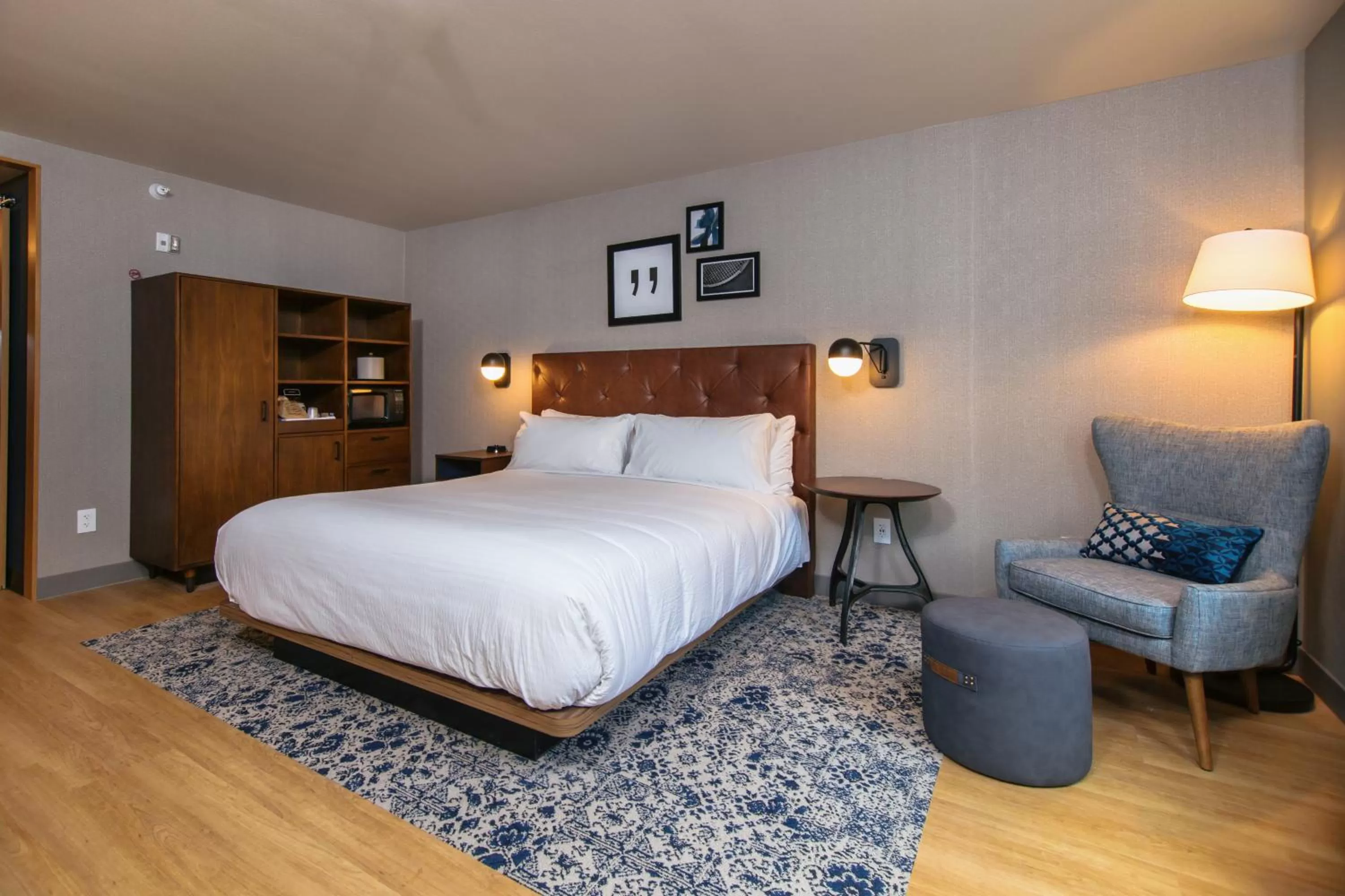 Photo of the whole room, Bed in Four Points by Sheraton Deadwood